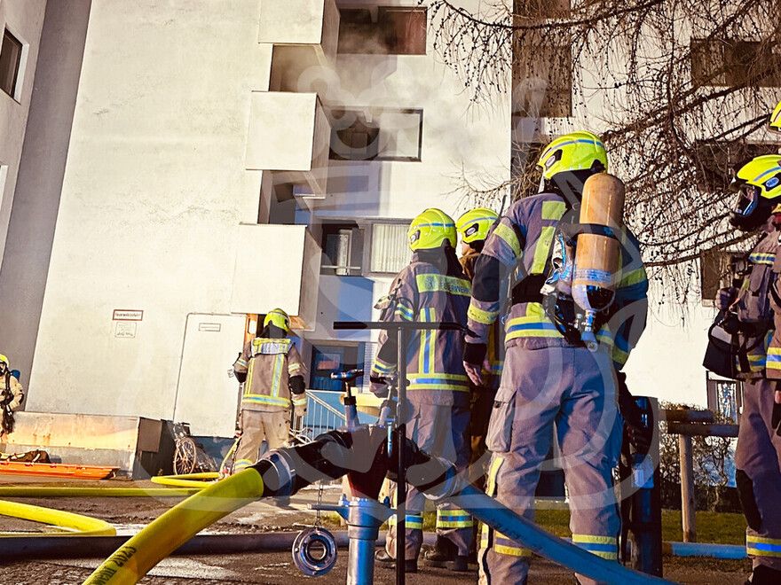 Brand in Falkenhagener Feld: Mensch springt aus Hochhaus, Hubschrauber im Einsatz