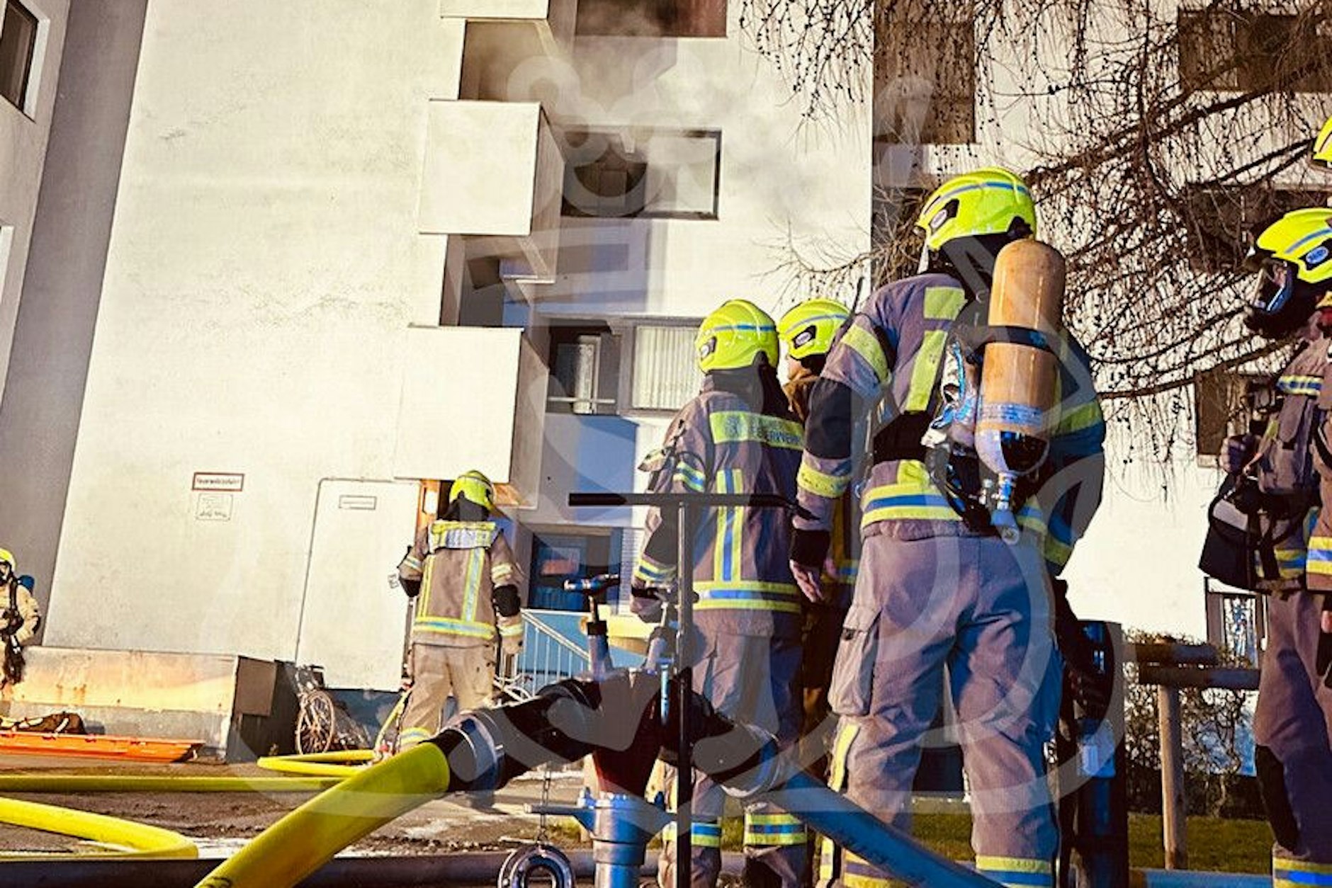 Die Feuerwehr musste in der Nacht zu Sonntag einen Brand in der Falkenseer Chaussee löschen.