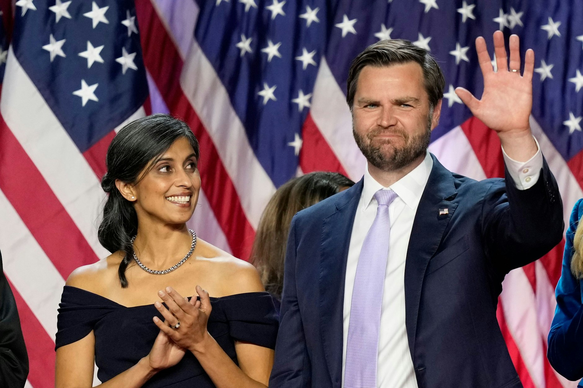 US-Vizepräsident J.D. Vance winkt neben seiner Frau Usha Vance. 
