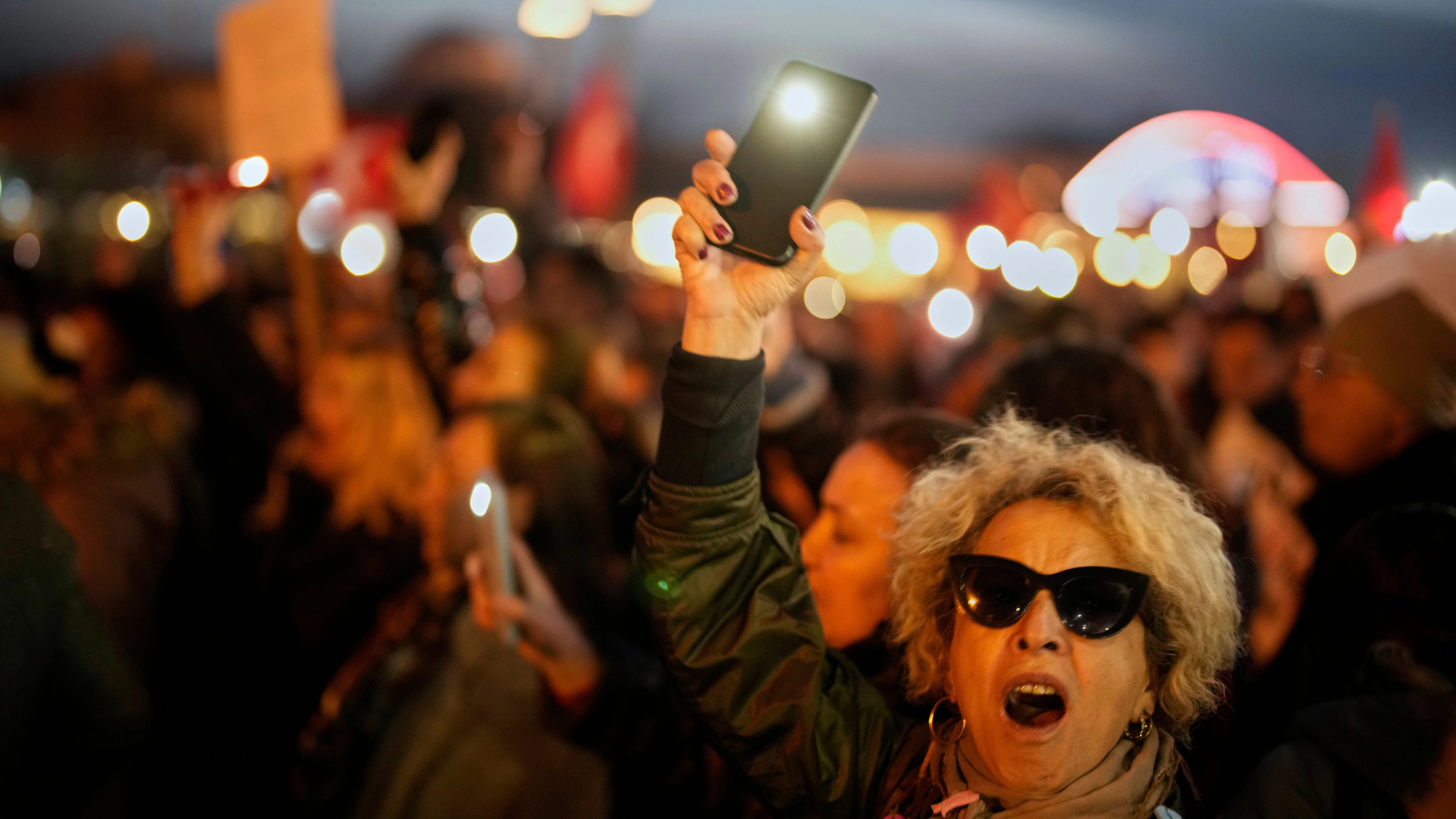 In der Türkei gehen, wie hier in Istanbul, massenhaft Menschen auf die Straße, um gegen die Verhaftung des Istanbuler Bürgermeisters Ekrem Imamoglu zu protestieren.