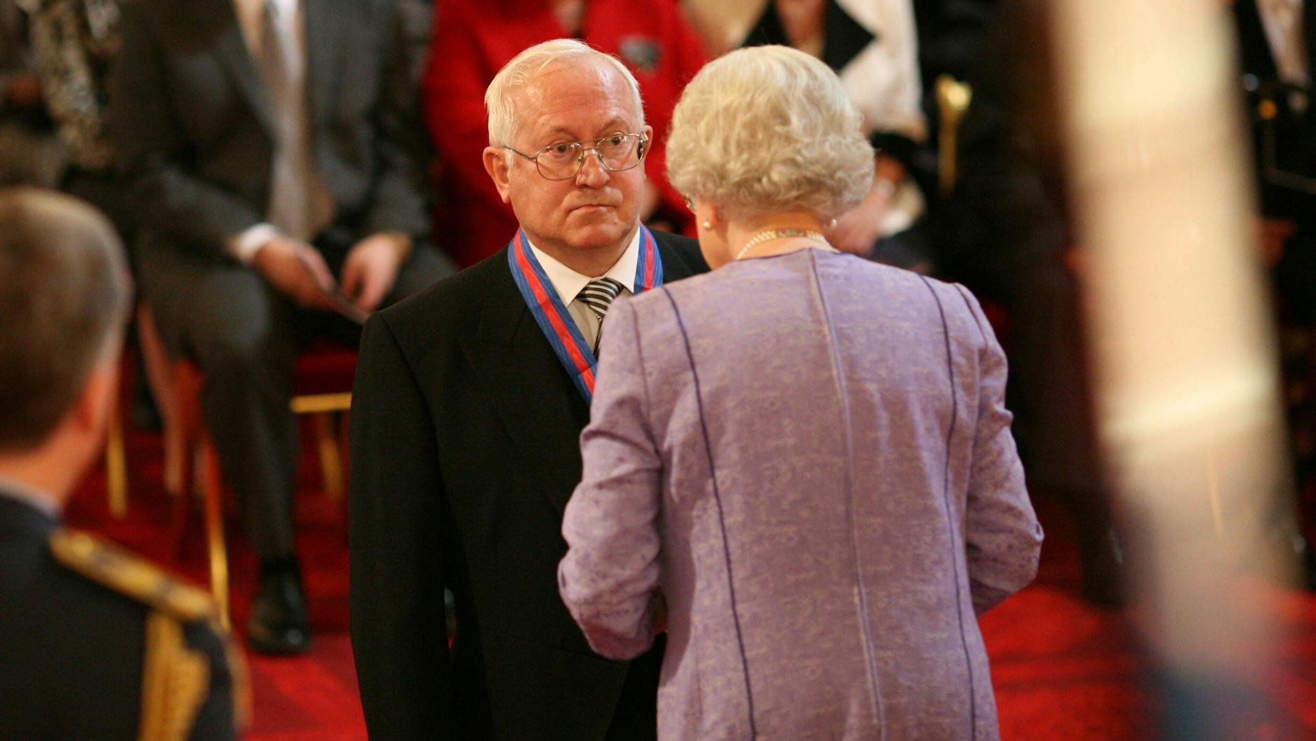 2007 wurde Gordijewski von Queen Elizabeth II. mit dem Companion of the Most Distinguished Order of St. Michael and St. George geehrt.