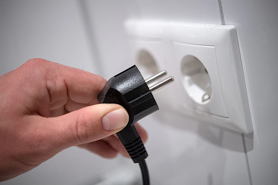 Bevor Sie eine Steckdose reinigen, muss unbedingt die Sicherung ausgeschaltet werden!