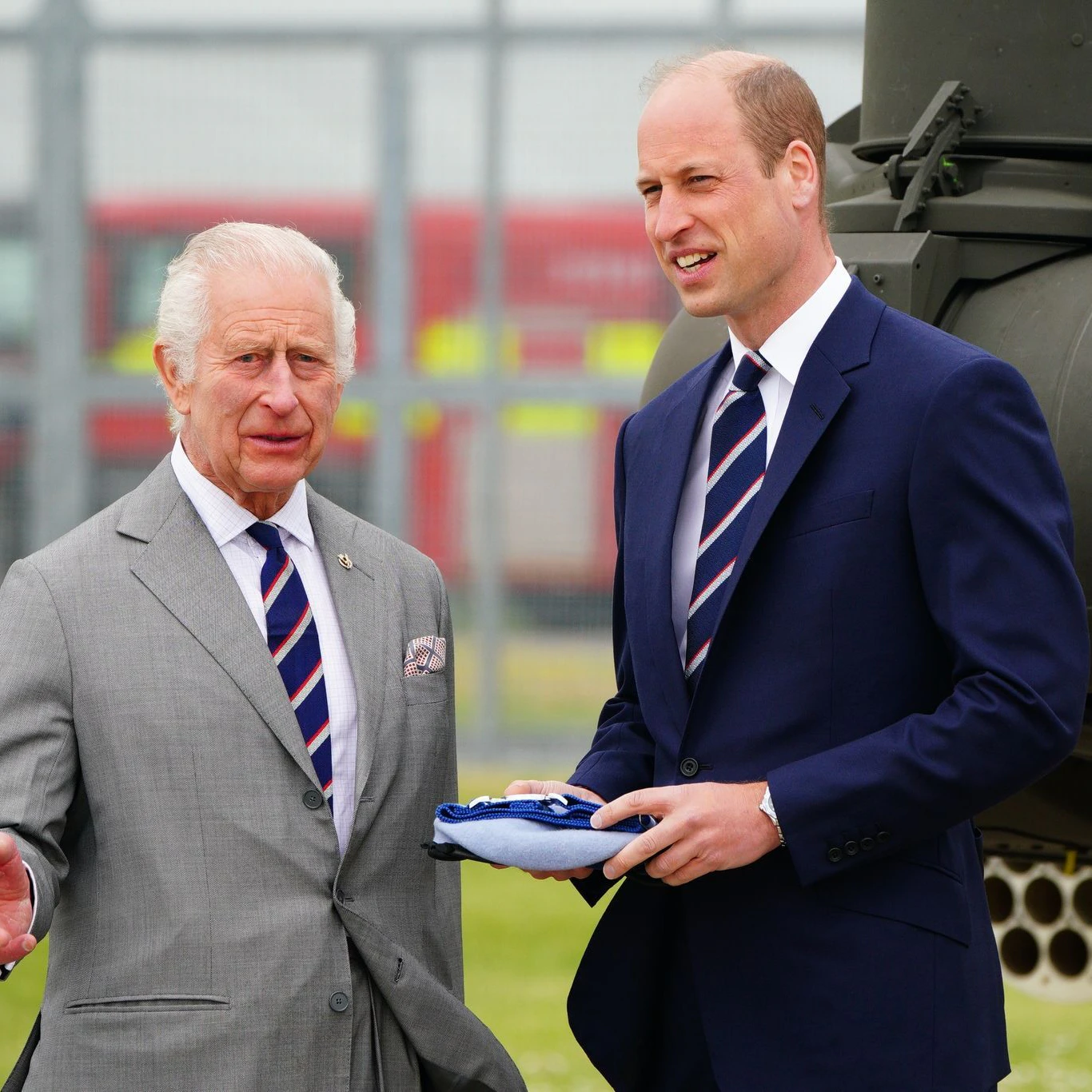 König Charles III. (l.) und sein Sohn Prinz William sollen beide öfter die Fassung verlieren.