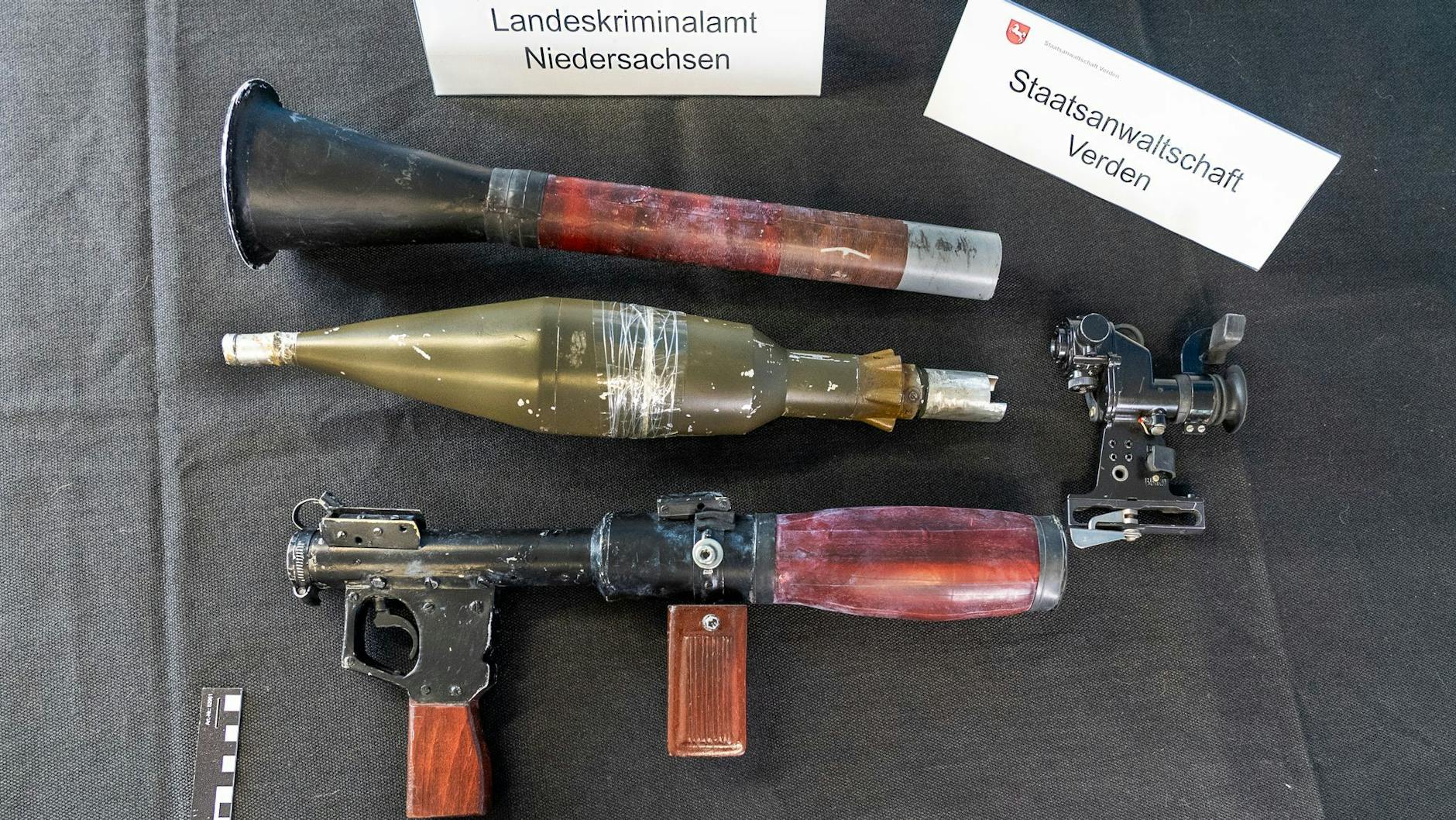 Ermittler präsentieren eine Panzerfaustattrappe, die nach der Festnahme von Ex-RAF-Terroristin Daniela Klette sichergestellt wurden.