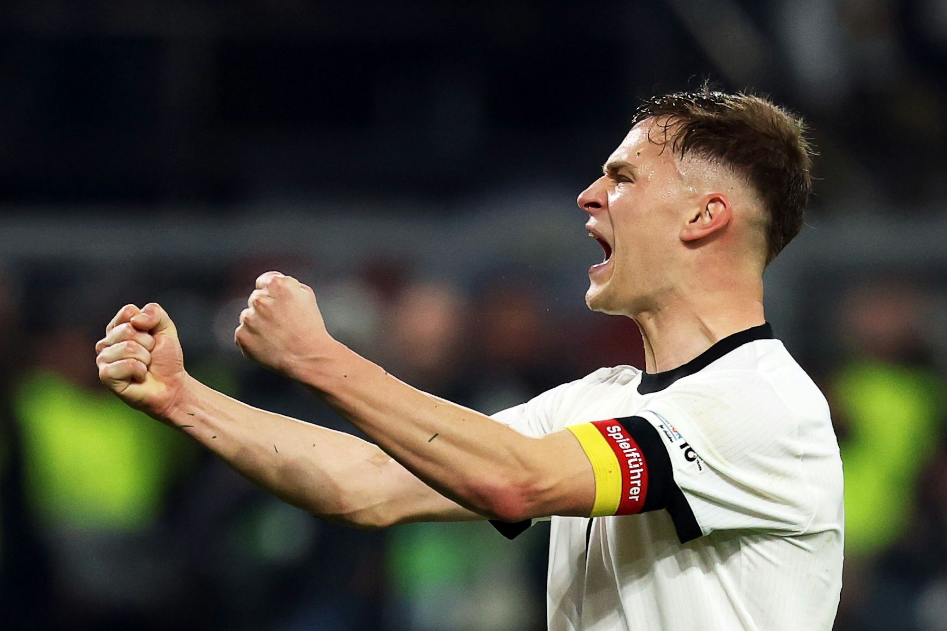 Eine Mischung aus Erleichterung und Jubel: Joshua Kimmich lässt den Emotionen nach dem Schlusspfiff freien Lauf.