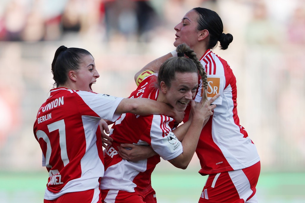 Yarım düzine golle sendika kadınları açık bir işaret belirledi