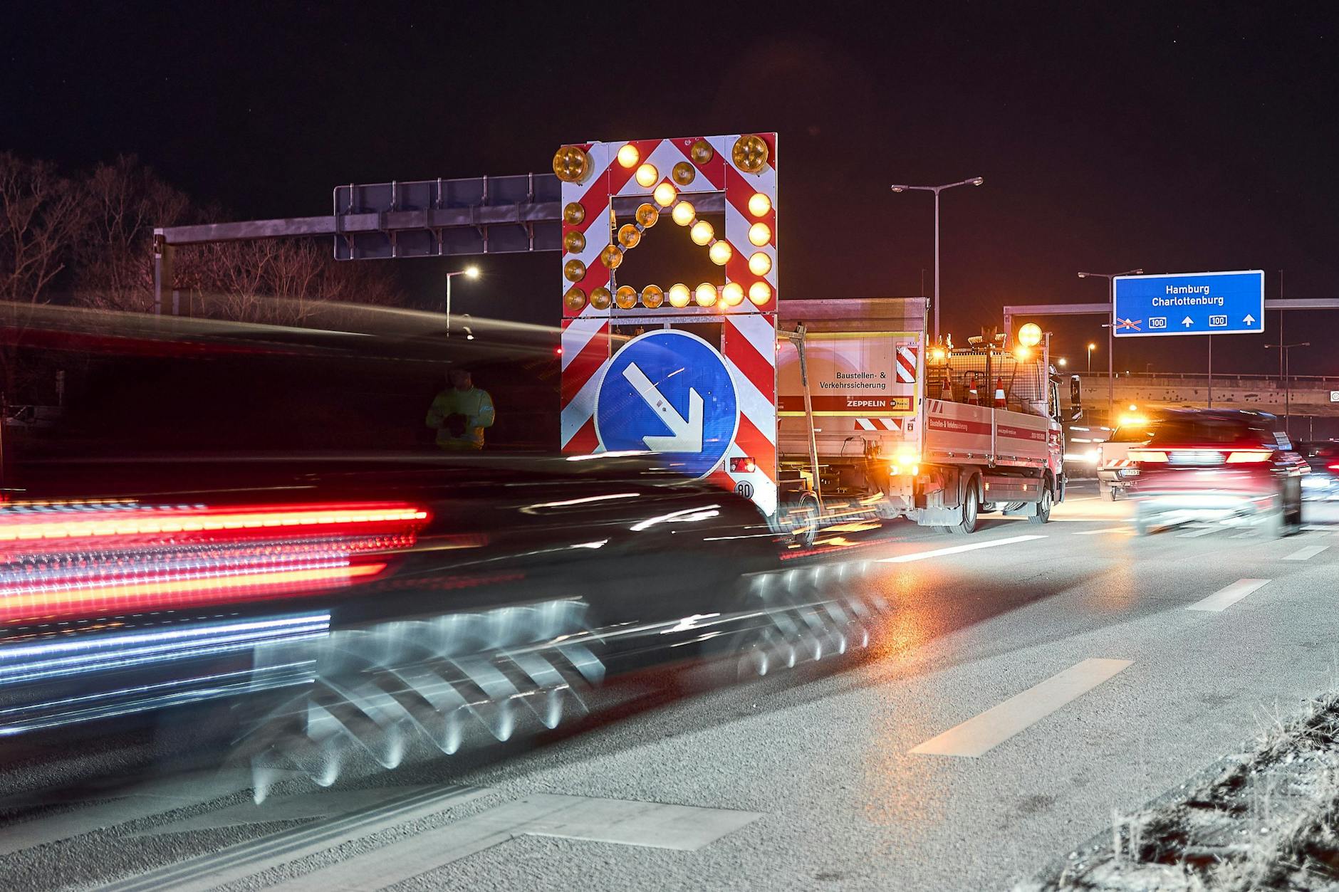 Fahrzeuge werden auf der A100 aufgrund einer Vollsperrung auf andere Fahrbahnen gelenkt. Doch eine Ausweichspur wird nun nicht rechtzeitig fertig.