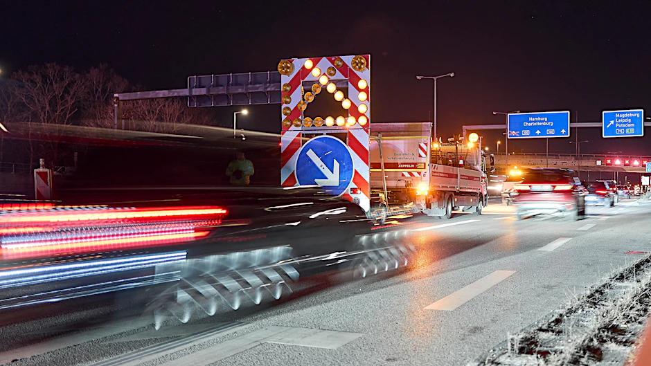 Fahrzeuge werden auf der A100 aufgrund einer Vollsperrung auf andere Fahrbahnen gelenkt. Doch eine Ausweichspur wird nun nicht rechtzeitig fertig.