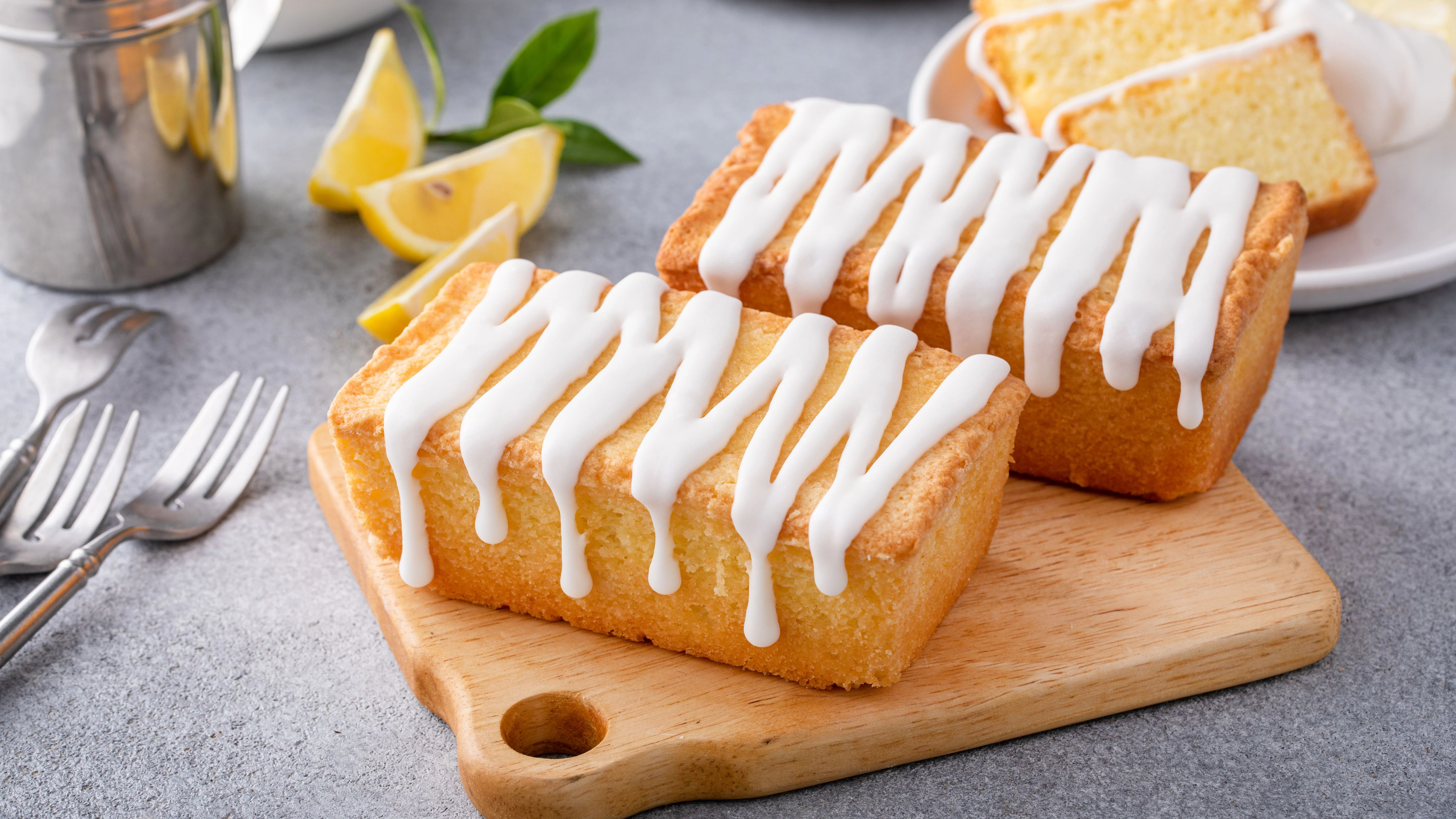 Verzieren Sie den Kuchen nach Belieben, zum Beispiel mit Zuckerguss mit Zitrone.
