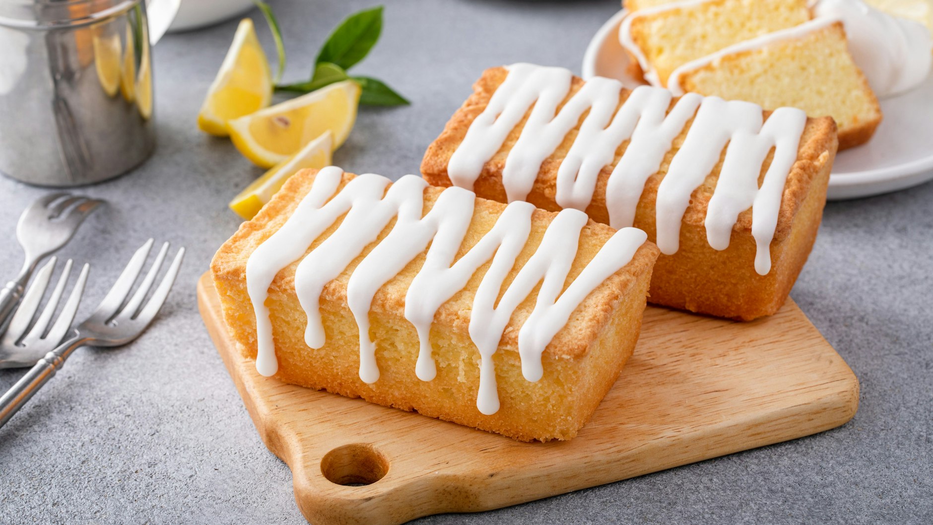 Verzieren Sie den Kuchen nach Belieben, zum Beispiel mit Zuckerguss mit Zitrone.