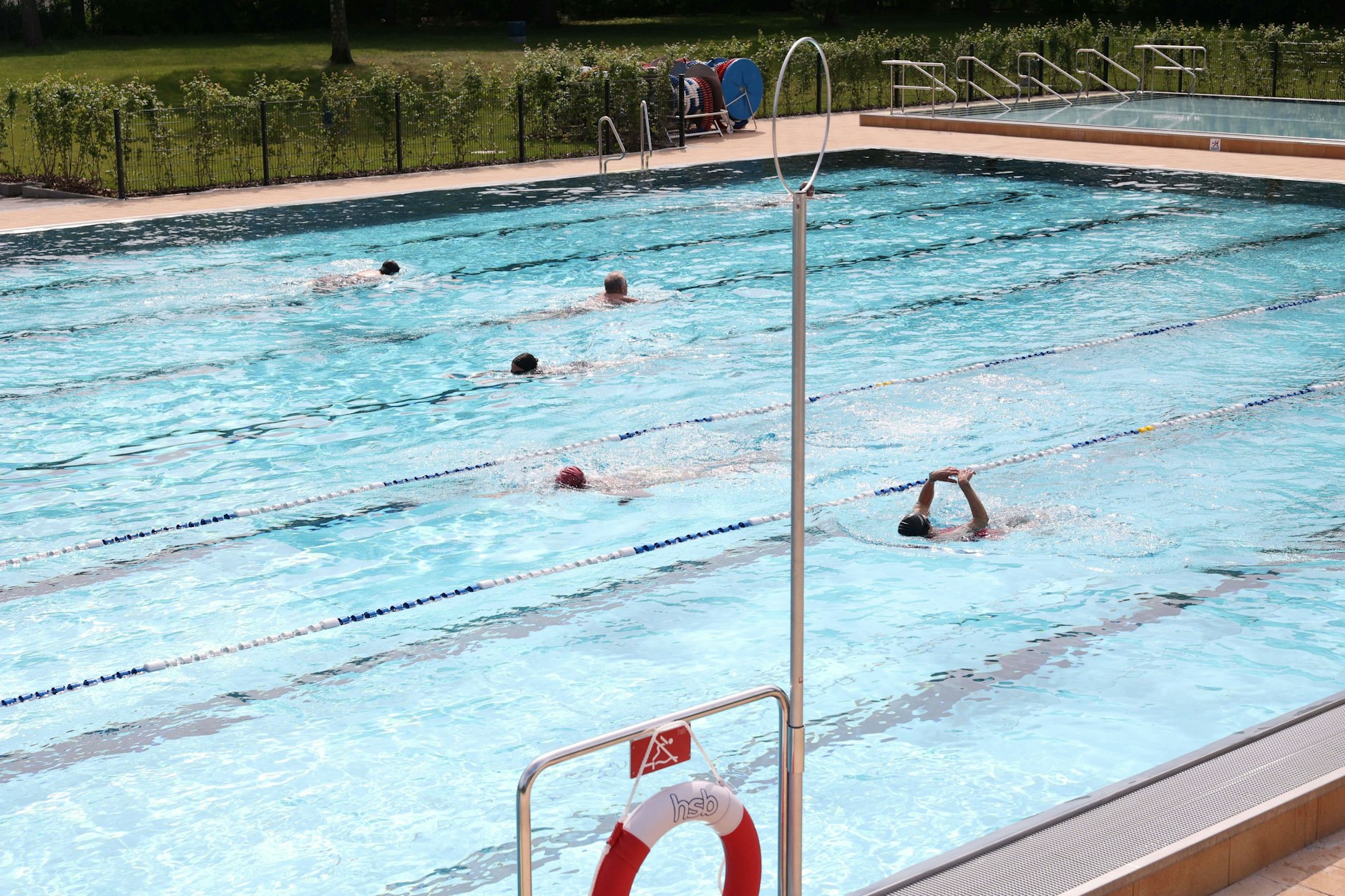 Eifrige Schwimmer im Freibad in Wilmersdorf – 2024 war das Becken noch beheizt.