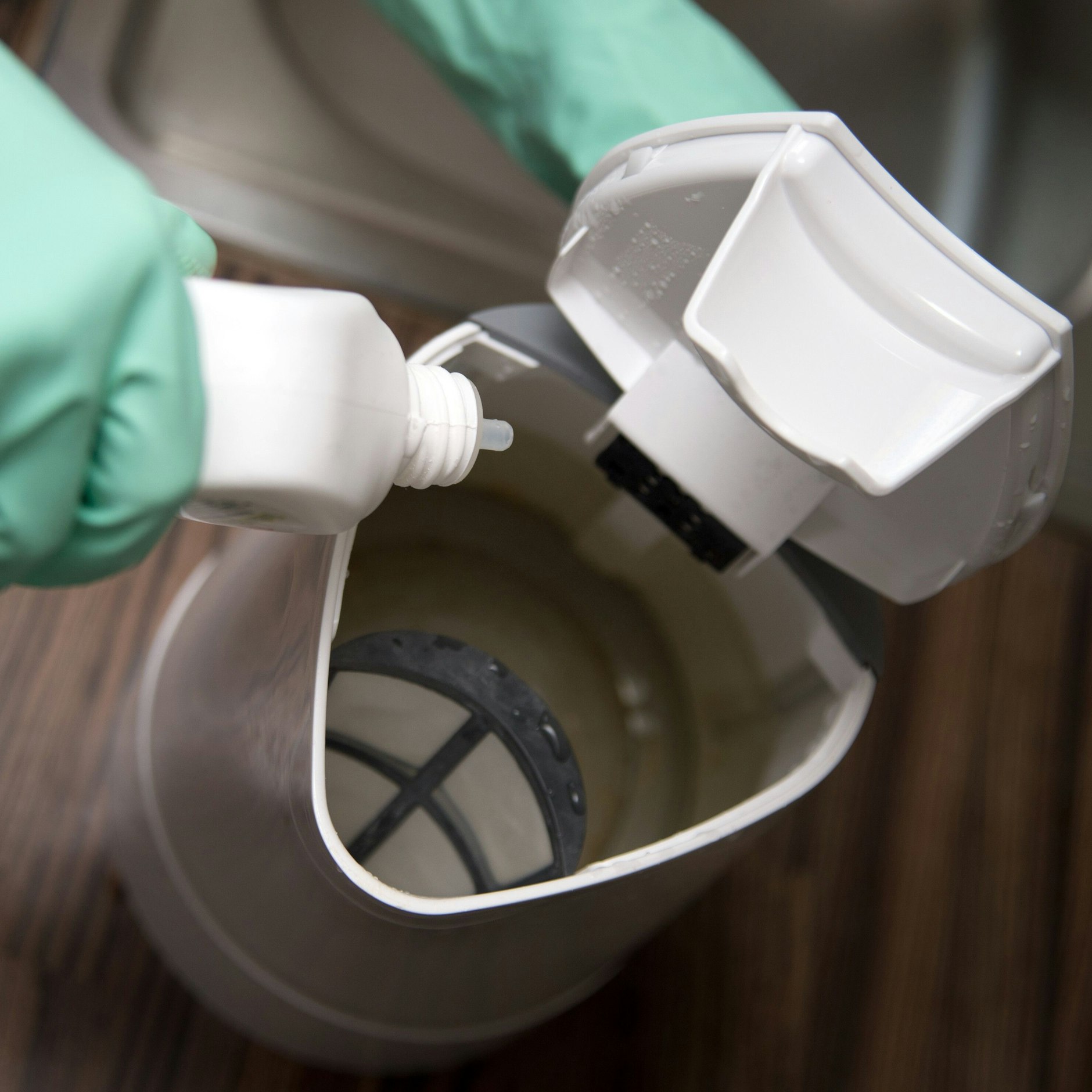 Wasserkocher können mi Essigsäure oder Zitronensäure gereinigt werden.