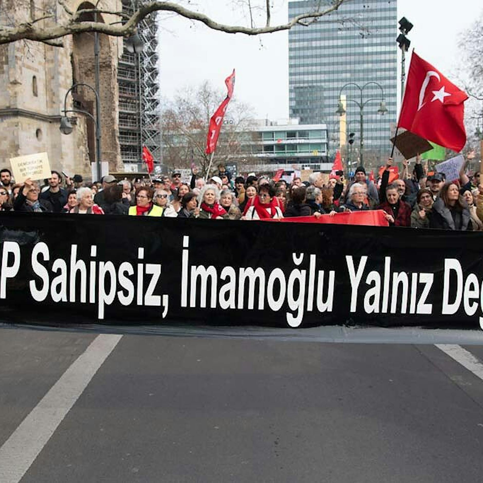 Image - Berlin: Mehr als 1000 Menschen demonstrieren für die Freilassung von Ekrem İmamoğlu