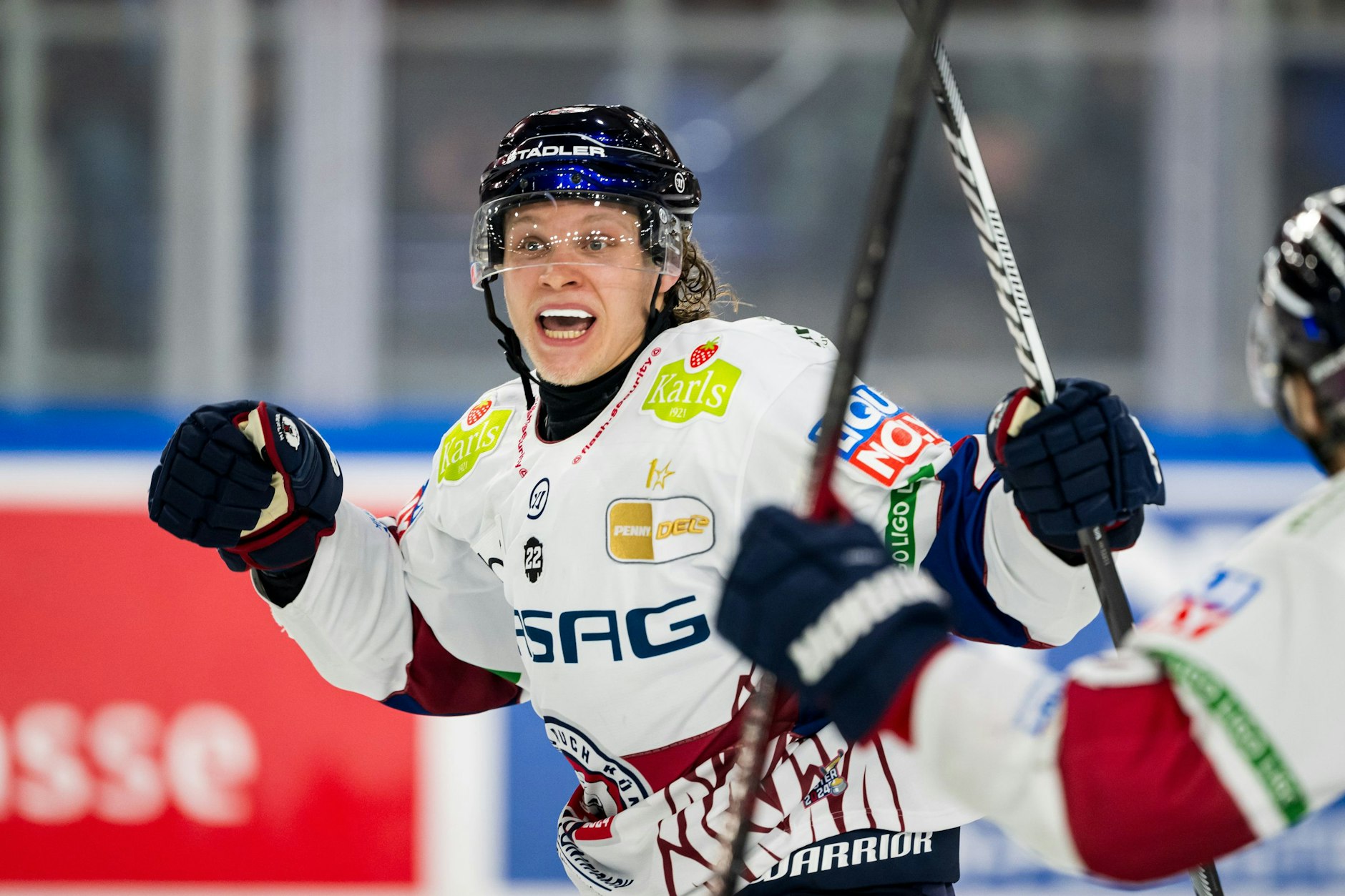 So sehen Matchwinner aus: Korbian Geibel feiert sein Tor zum 4:3-Sieg der Eisbären bei den Straubing Tigers.