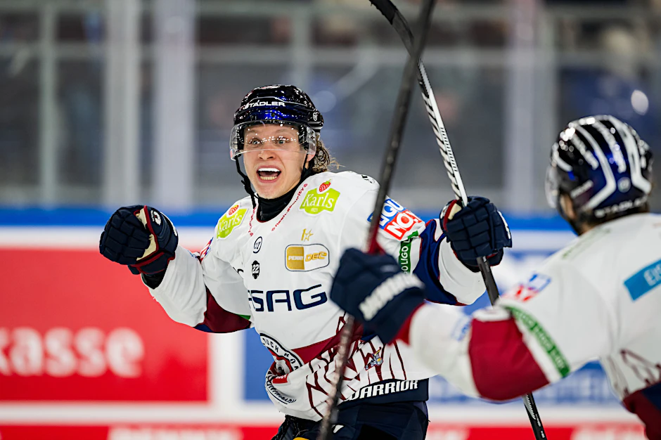 So sehen Matchwinner aus: Korbian Geibel feiert sein Tor zum 4:3-Sieg der Eisbären bei den Straubing Tigers.