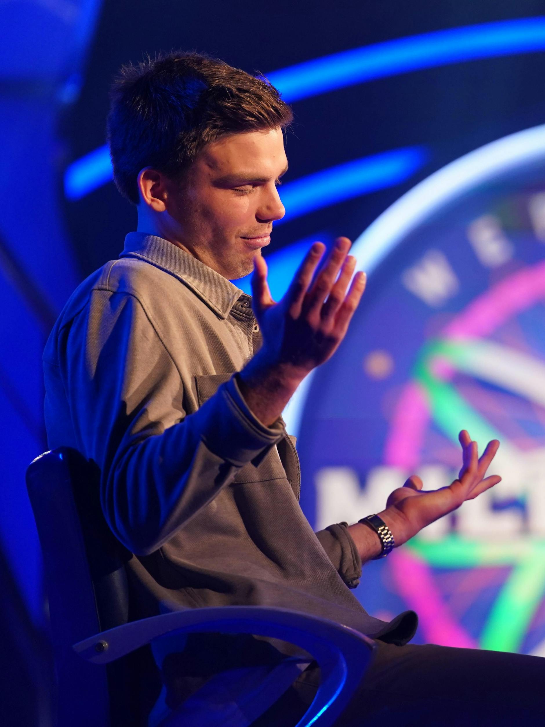 Kommt ordentlich ins Grübeln: Jonas Hanke überlegt bei „Wer wird Millionär?“, was Tränenstreifen sind.
