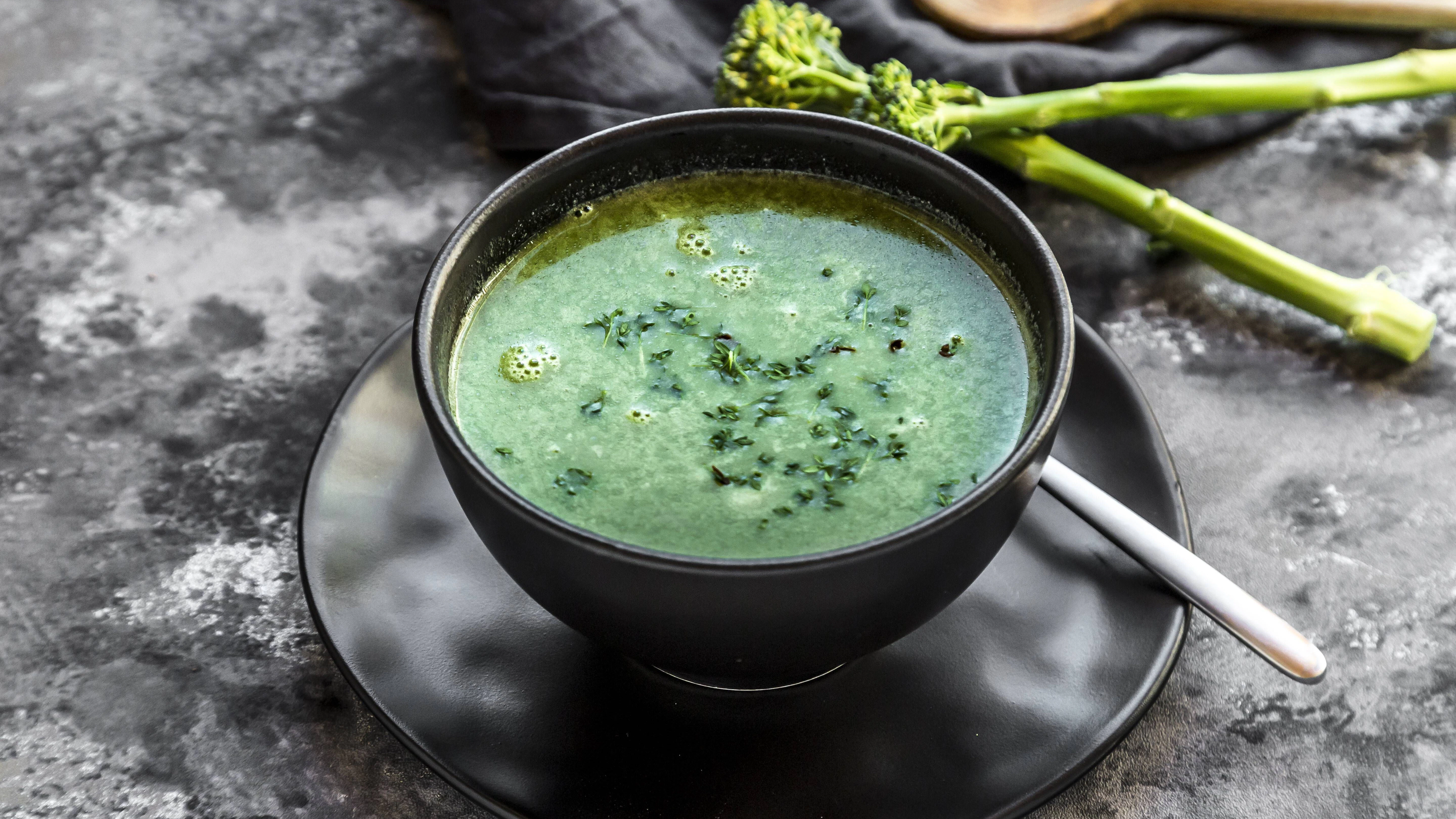Als schnelles Abendbrot ist die Brokkolisuppe perfekt. 