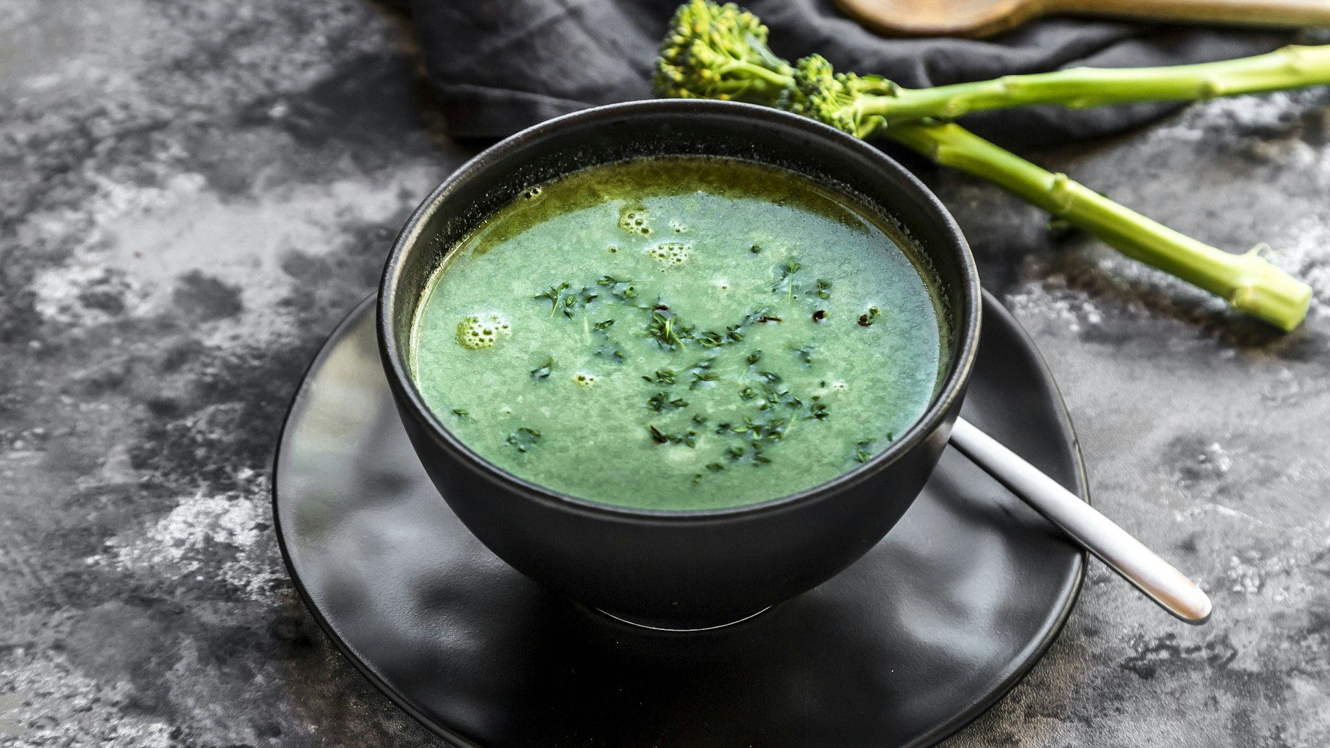 Als schnelles Abendbrot ist die Brokkolisuppe perfekt. 