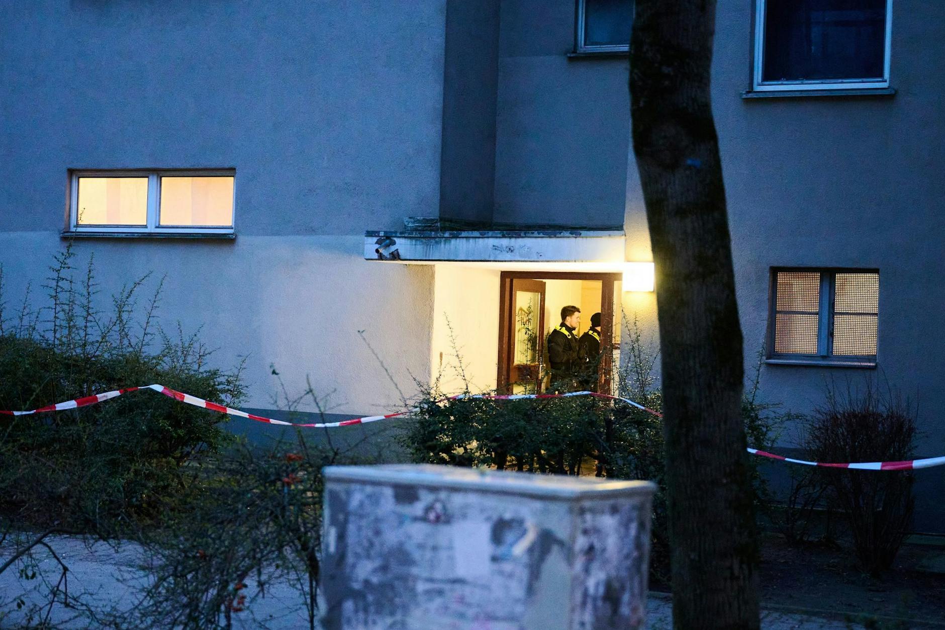 Februar 2024: Am Morgen nach der Festnahme der Terrorverdächtigen durchsucht die Polizei das Haus, in dem sie lange gelebt hat.