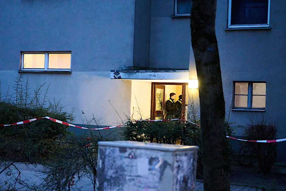 Februar 2024: Am Morgen nach der Festnahme der Terrorverdächtigen durchsucht die Polizei das Haus, in dem sie lange gelebt hat.