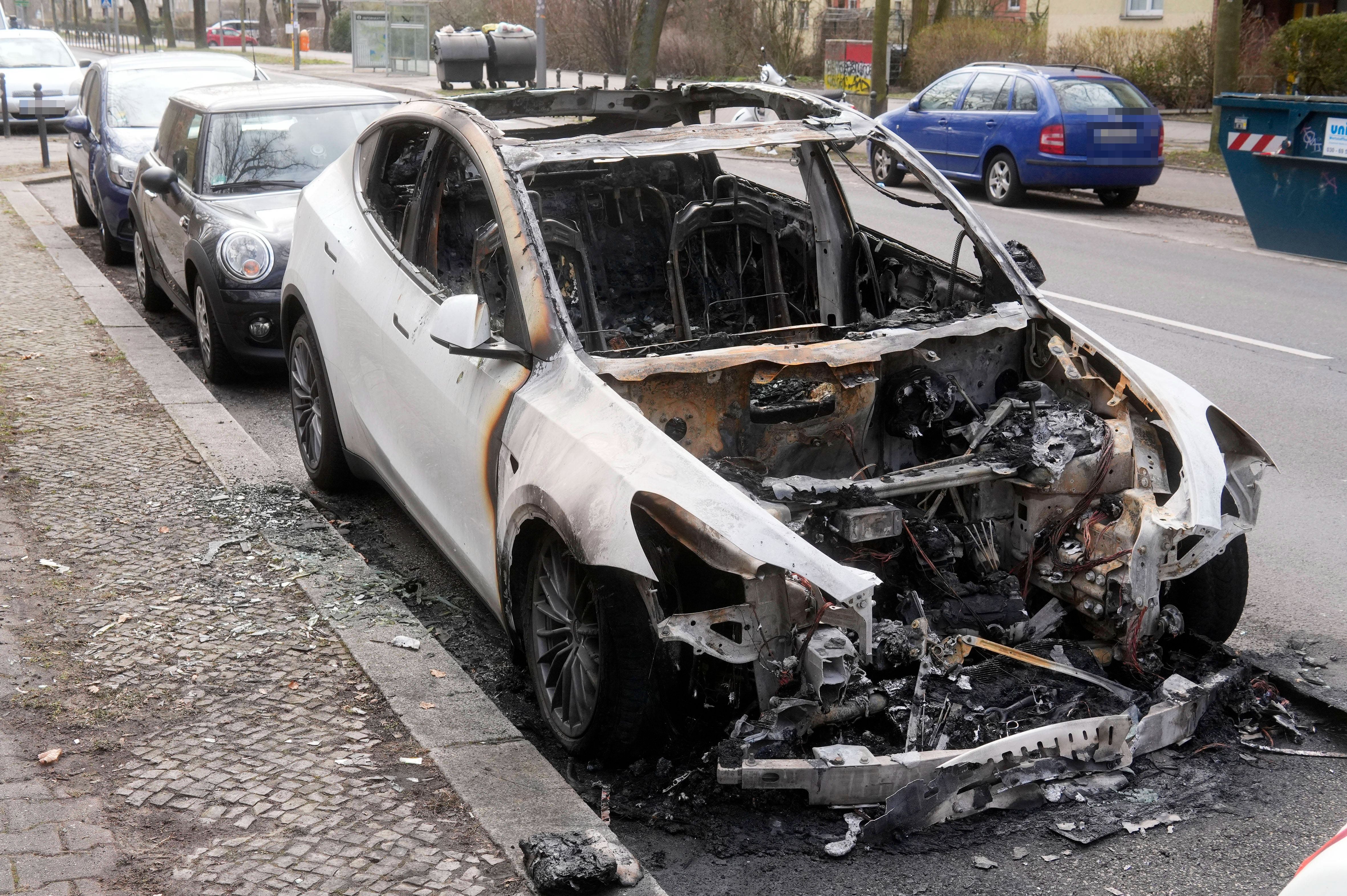 Politisches Motiv? Tesla in Steglitz-Zehlendorf in Flammen
