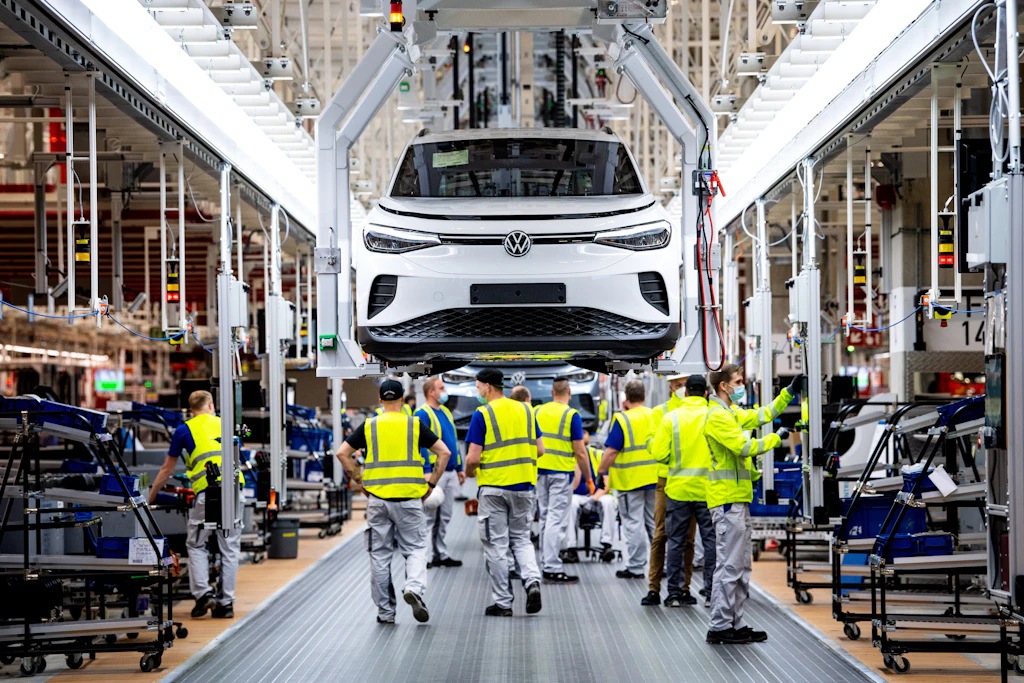 Black-red coalition wants new e-car bonus: This is how VW, BMW ...