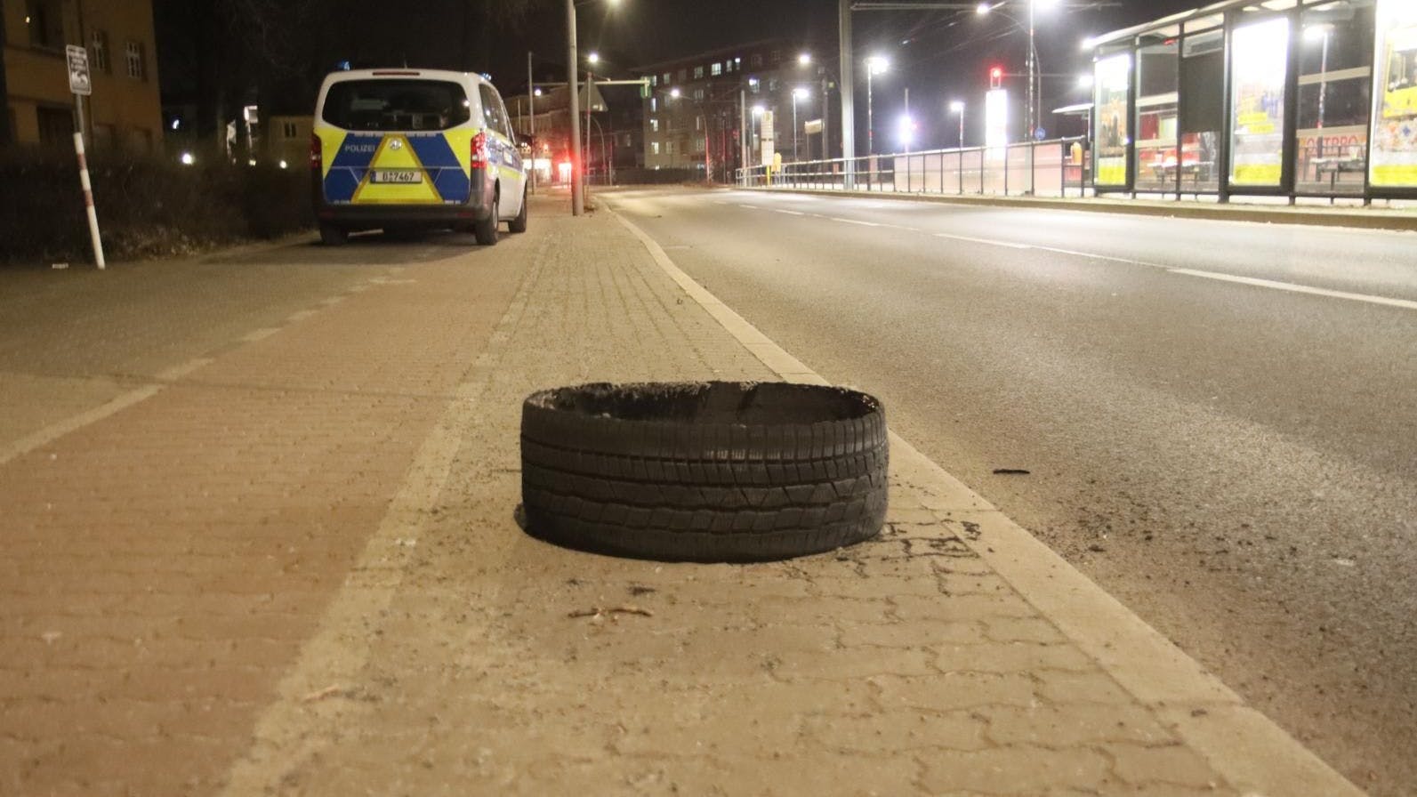 Nachdem sie einen Geldtransporter in Marzahn überfallen hatten, flüchteten die Täter in einem Auto auf drei Reifen. Der vierte blieb auf der Strecke.