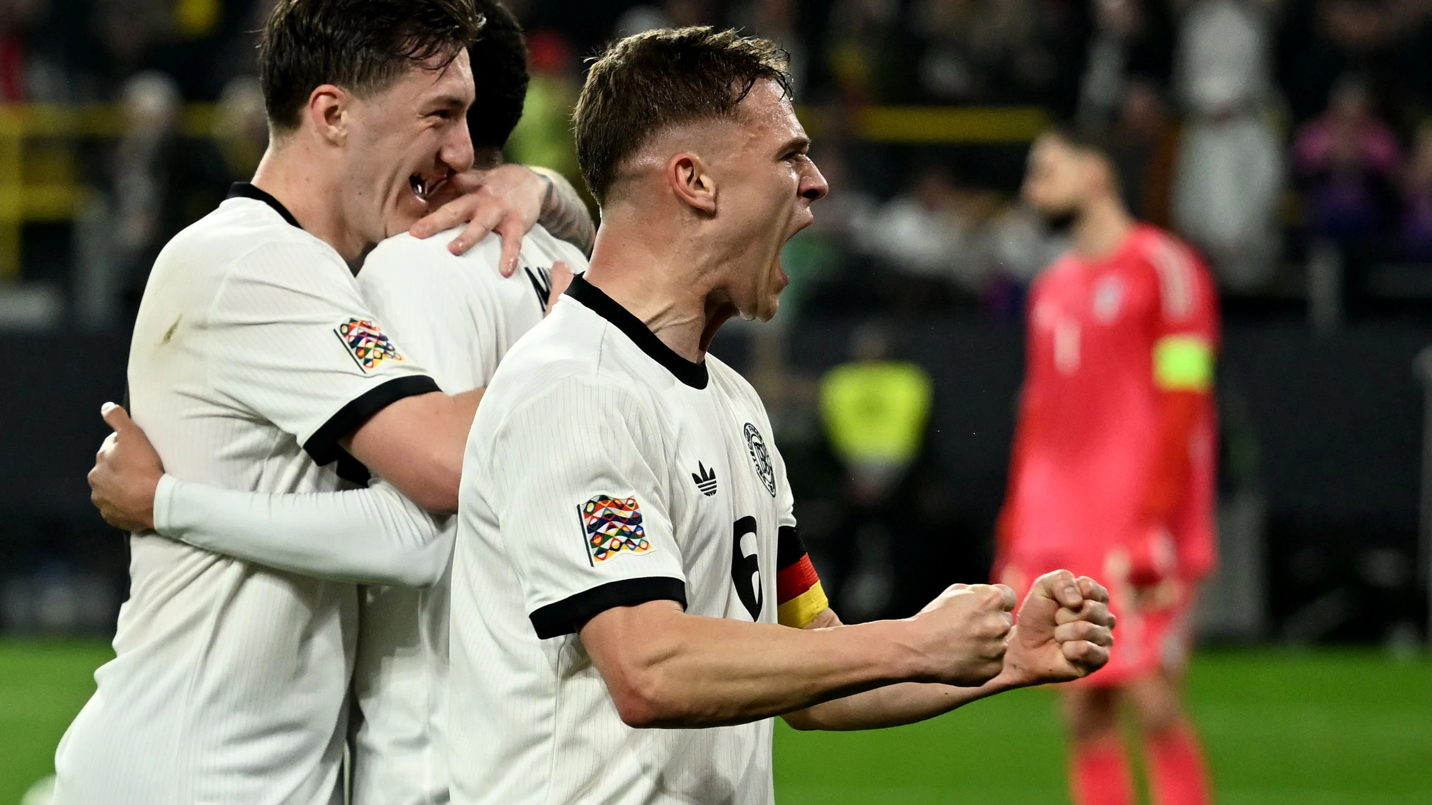 Deutschlands Joshua Kimmich (r), Torschütze Jamal Musiala (M) und Angelo Stiller jubeln über das 2:0. 