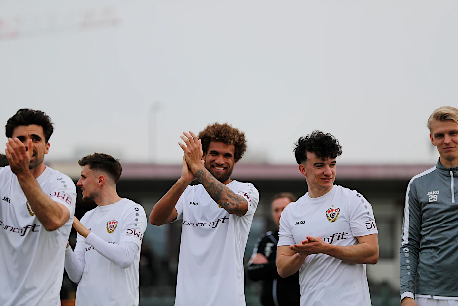 Nach dem Einzug ins Halbfinale des Berliner Pokals hat Kevin Lankford, Doppel-Torschütze für den BFC Dynamo, ganz viel Spaß.
