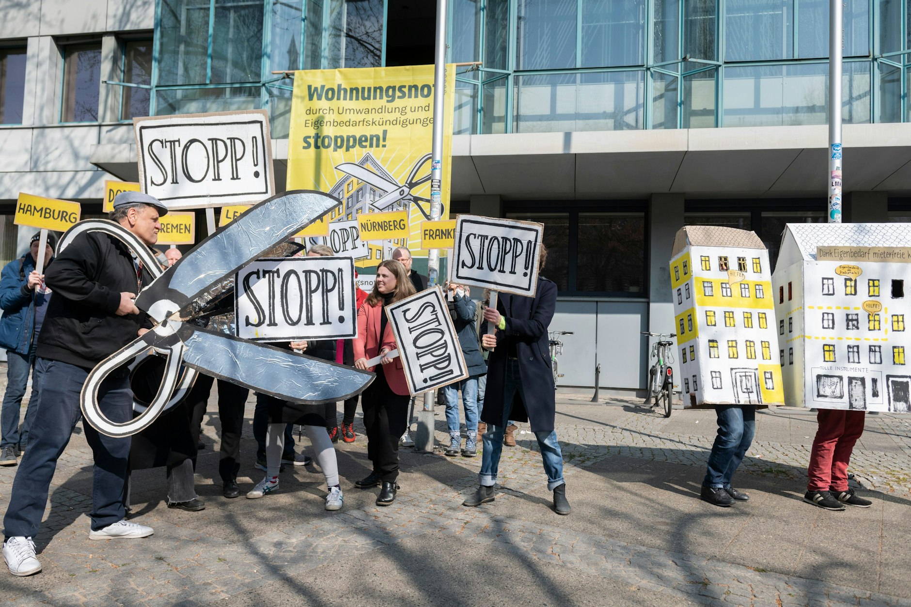 Erste Aktion des Bündnis „Wohnungsnot durch Umwandlung und Eigenbedarfskündigungen stoppen“ vor dem Rathaus Friedrichshain-Kreuzberg