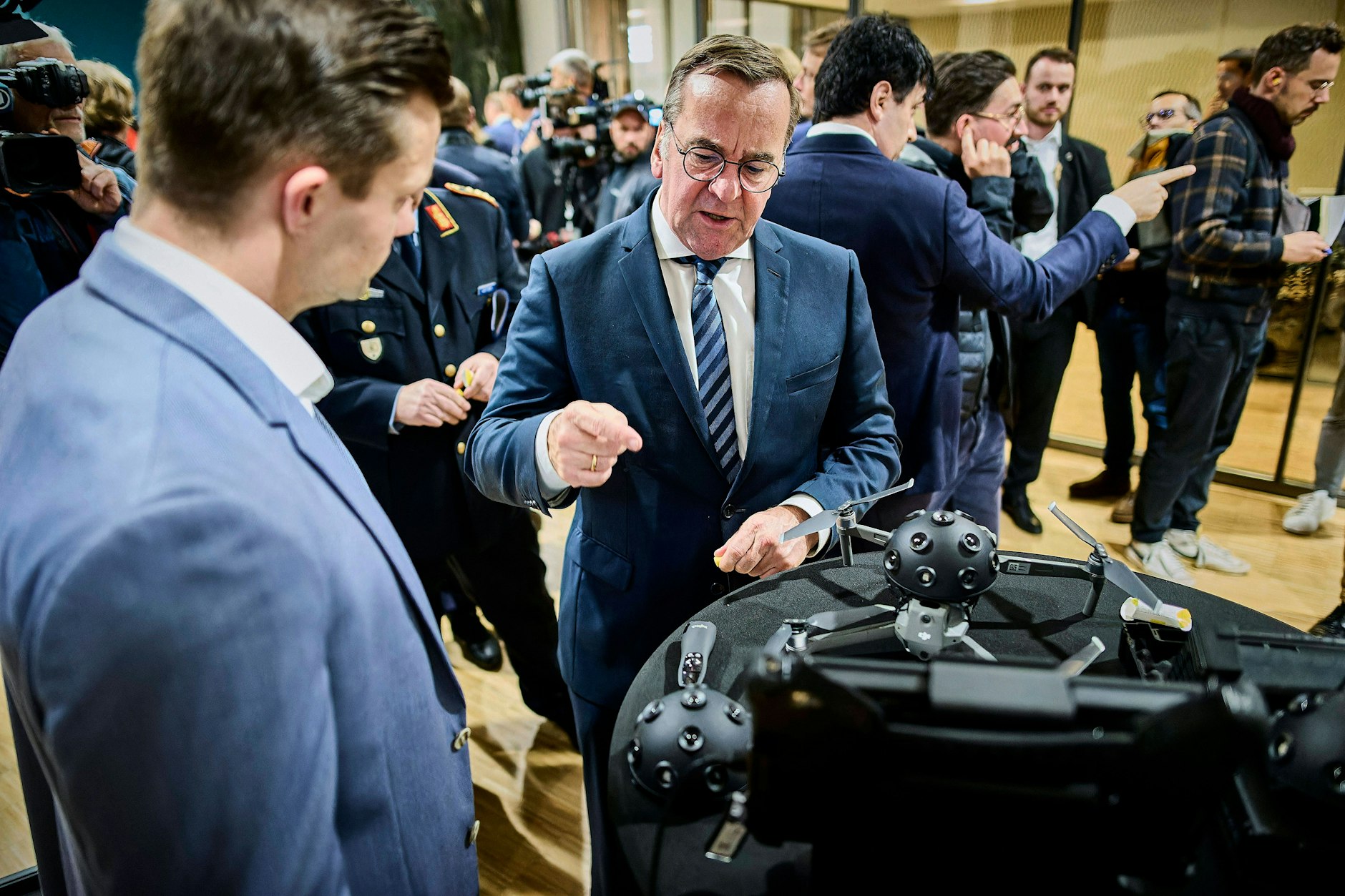 Bundesverteidigungsminister Boris Pistorius (SPD, r.) im Cyber Innovation Hub der Bundeswehr in Berlin