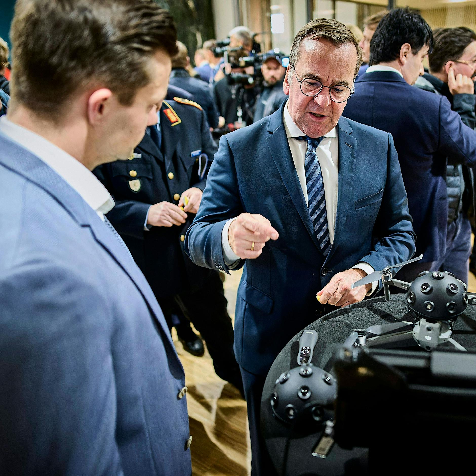 Sind wir denn schon im Krieg? Berliner Unternehmen stellen auf Rüstung um!