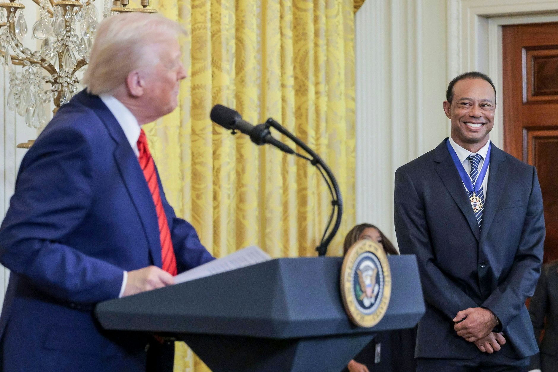 Wo steht er politisch? Bei einer Veranstaltung im Weißen Haus wird Woods von Trump gelobt.