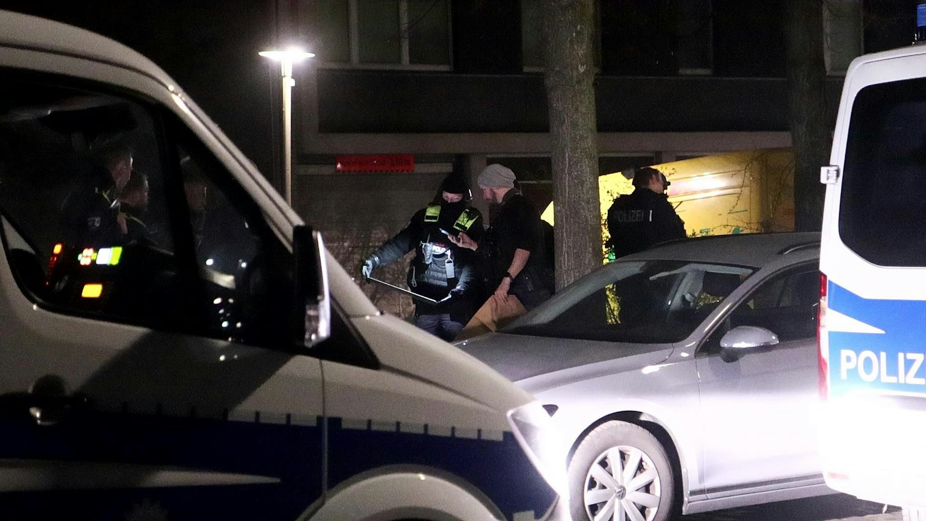 Polizisten sichern ein Nummernschild, nachdem in Marzahn ein Geldtransporter überfallen wurde. 