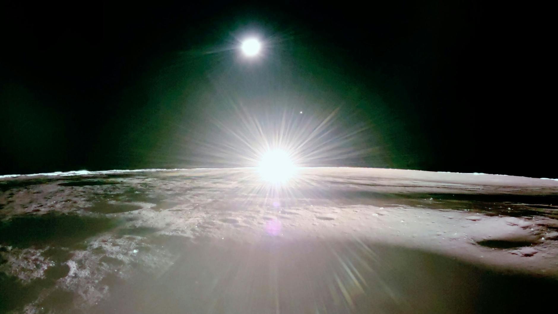 So sehen Sonnenaufgang und Sonnenuntergang auf dem Mond aus. Weil es keine Atmosphäre gibt, gibt es auch kein schönes Farbenspiel.