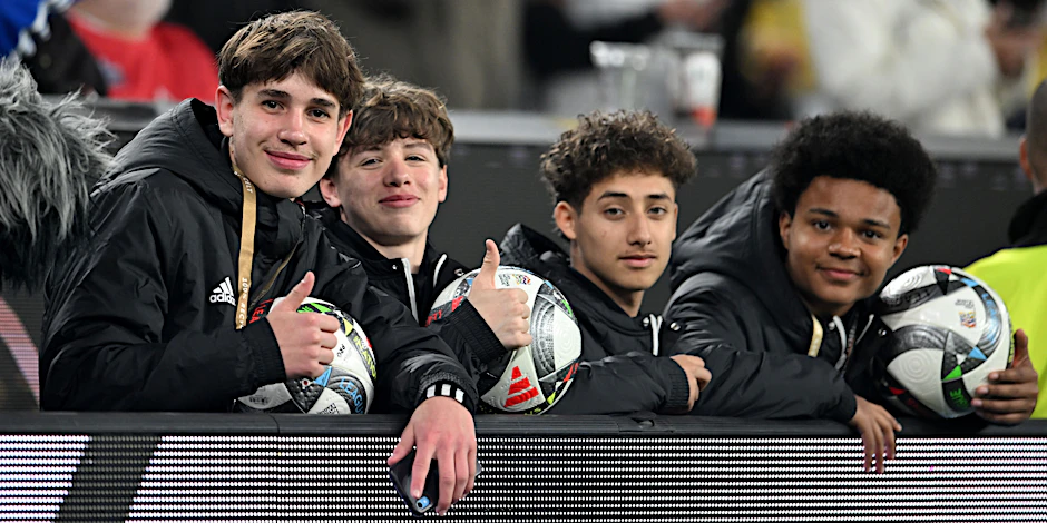 Balljunge Noel Urbaniak (l) bereitet ein Deutschland-Tor im Klassiker gegen Italien vor. 