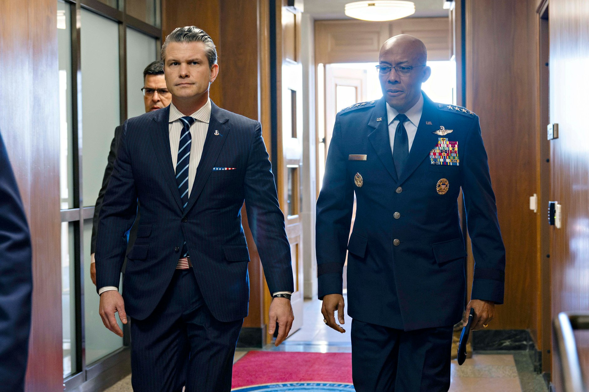 US-Verteidigungsminister Pete Hegseth (links) und der Vorsitzende der Joint Chiefs of Staff, General CQ Brown Jr. im Pentagon.