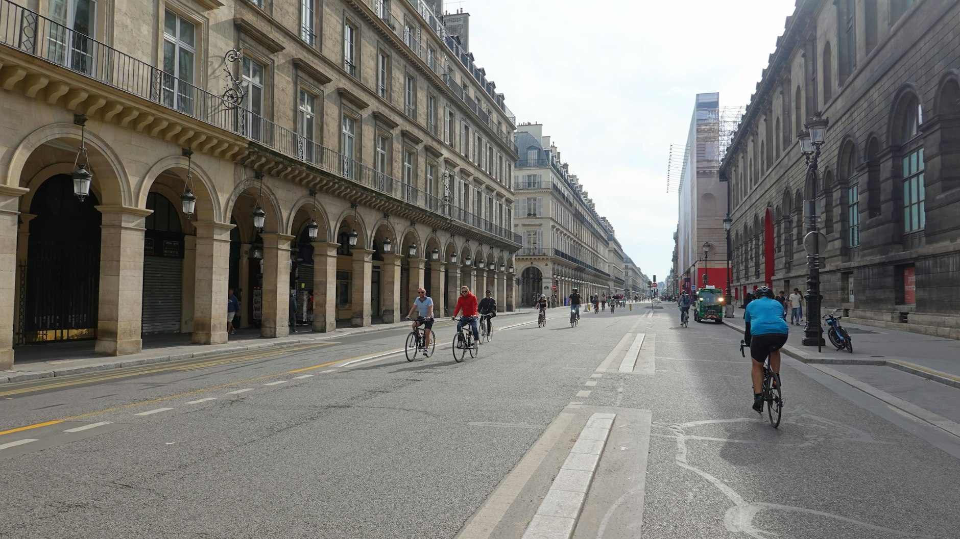 In Paris will man die Autos ganz aus der City raushaben. Und so sieht das dann aus.