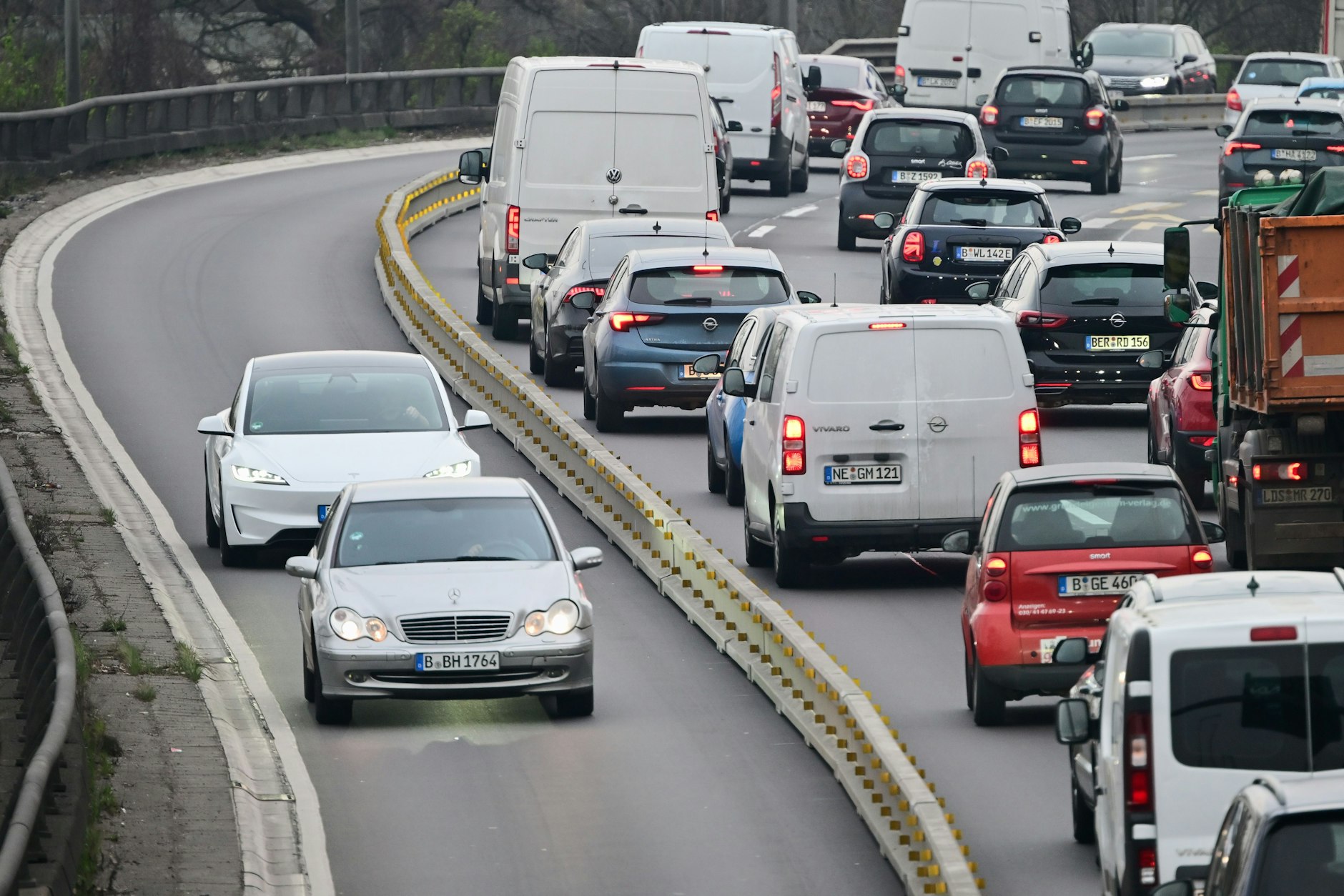 Seit Montag sieht es auf der A100 am ICC so aus: Auf der Fahrbahn in Richtung Süden wurde ein Fahrstreifen abgeteilt, auf dem Fahrzeuge bis 3,5 Tonnen in Richtung Norden fahren können.