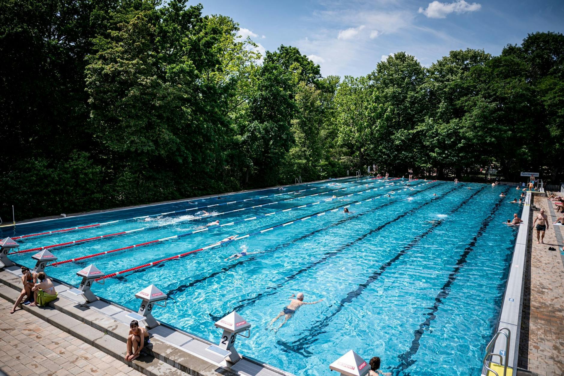 Besucher im Sommerbad Kreuzberg. Dieses könnte in der kommenden Saison ebenso leer sein.
