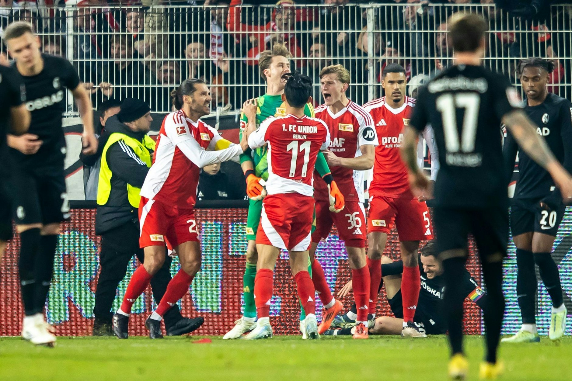 Die Spieler des 1. FC Union jubeln mit Torhüter Frederik Rönnow (Mitte) nach dessen gehaltenem Strafstoß.