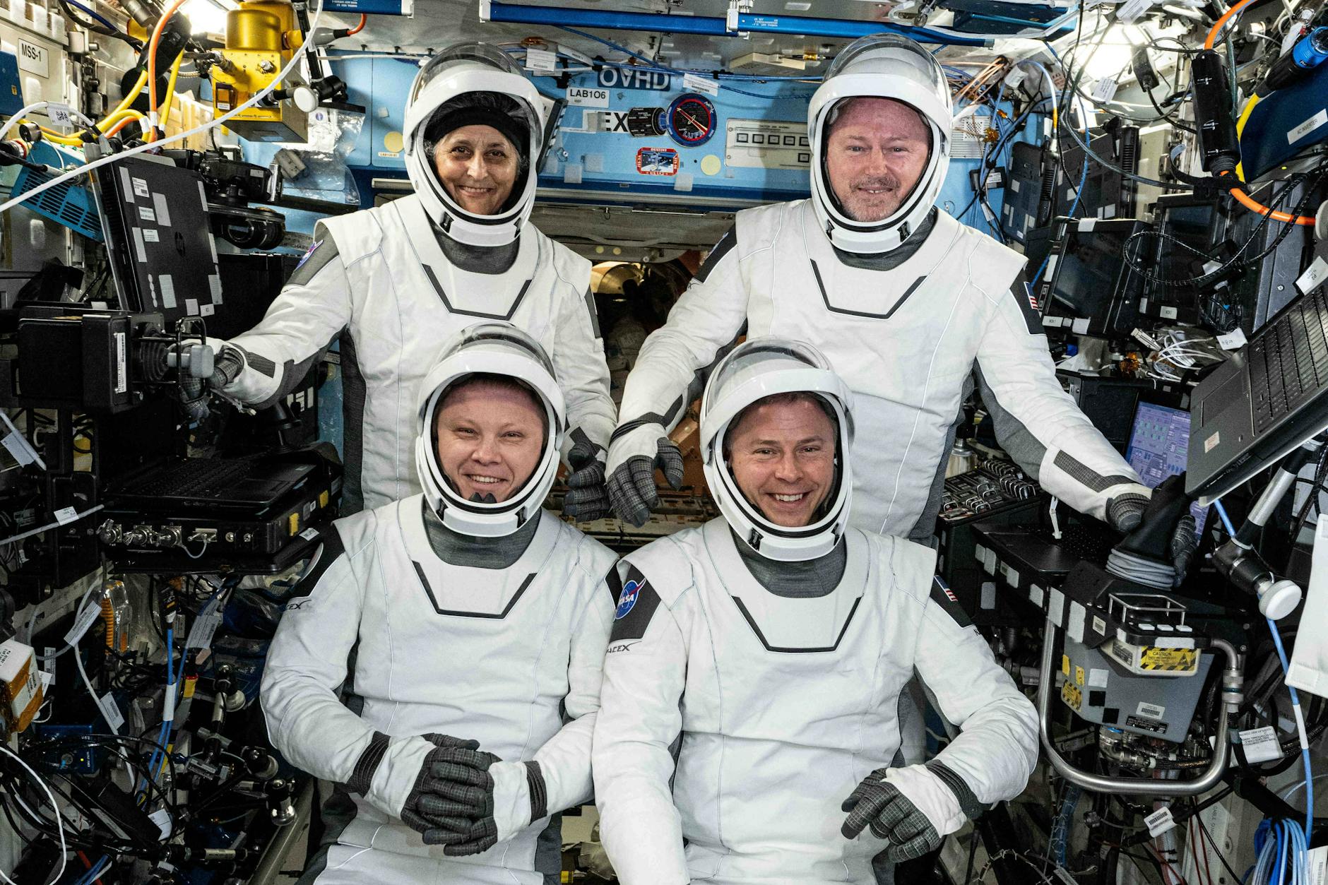 Endlich nicht mehr völlig schwerelos: die Astronauten Suni Williams, Butch Wilmore, Aleksandr Gorbunov und Nick Hague bei ihrer Rückkehr auf die Erde.