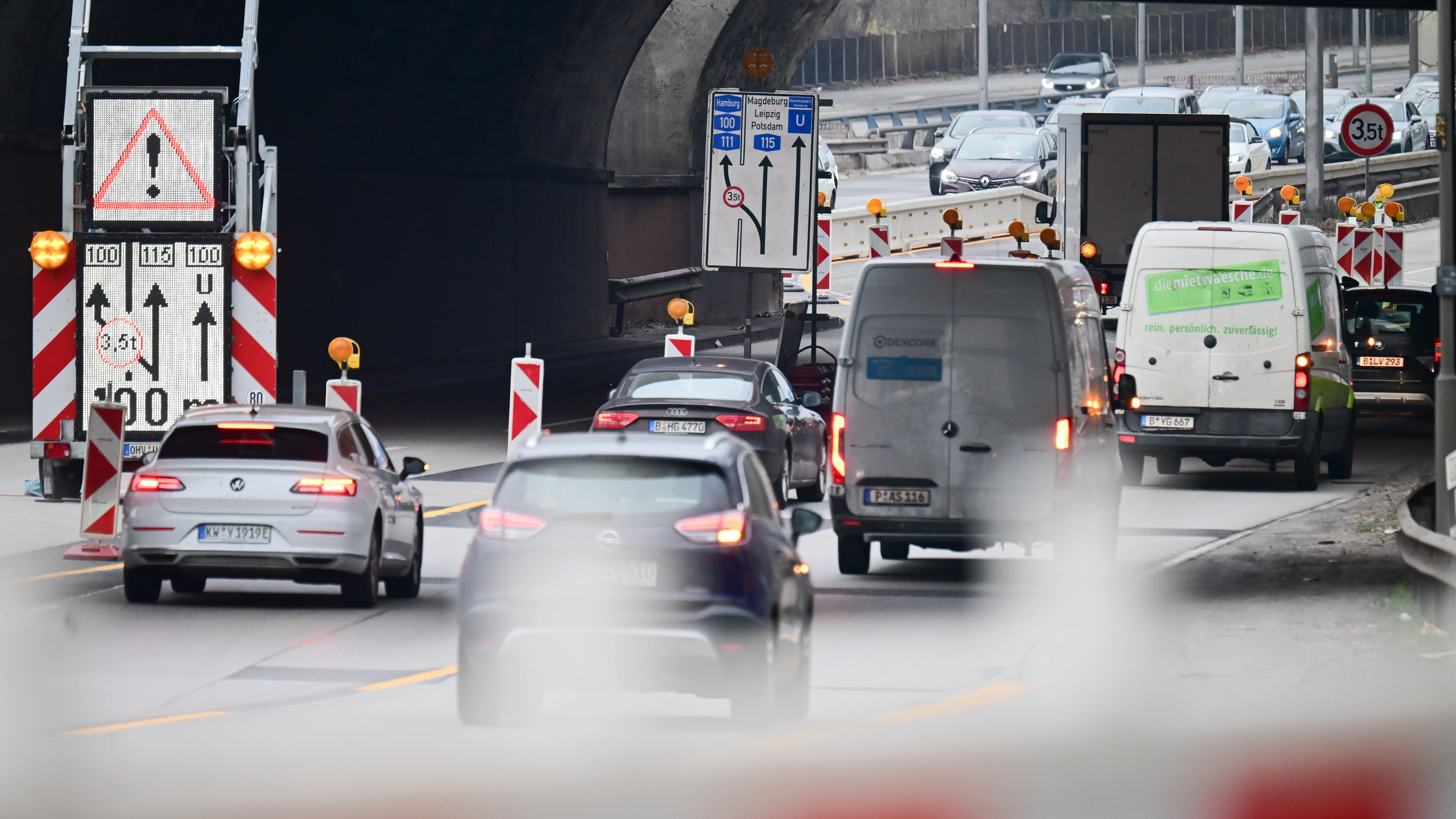 Es staut sich schon ohne BVG-Streik auf der Stadtautobahn: Autos biegen auf der A100 vor der Messe in Richtung Norden auf die Umgehung für die gesperrte Ringbahnbrücke ab. Diese läuft auf der Gegenfahrbahn.