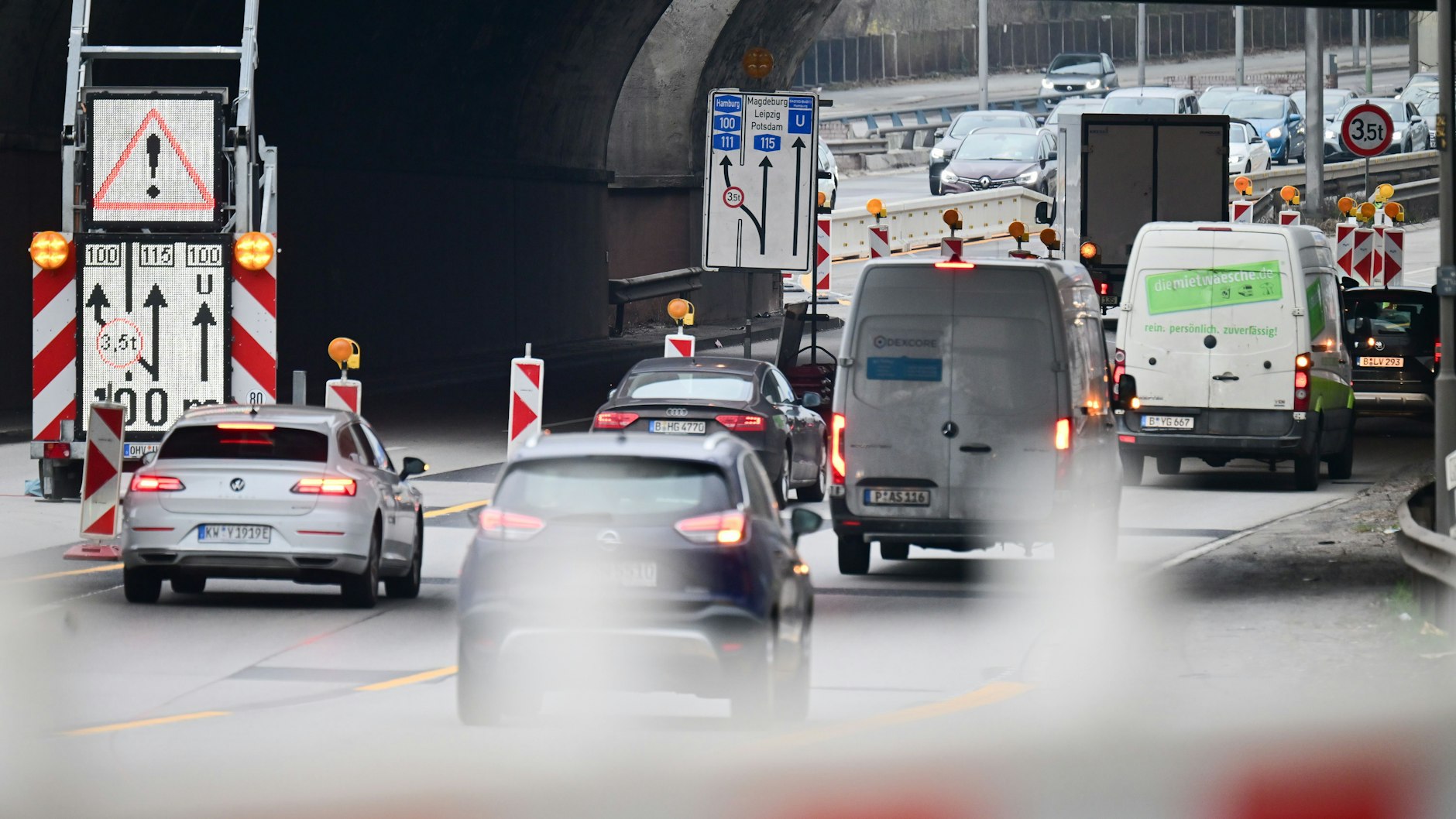 Es staut sich schon ohne BVG-Streik auf der Stadtautobahn: Autos biegen auf der A100 vor der Messe in Richtung Norden auf die Umgehung für die gesperrte Ringbahnbrücke ab. Diese läuft auf der Gegenfahrbahn.