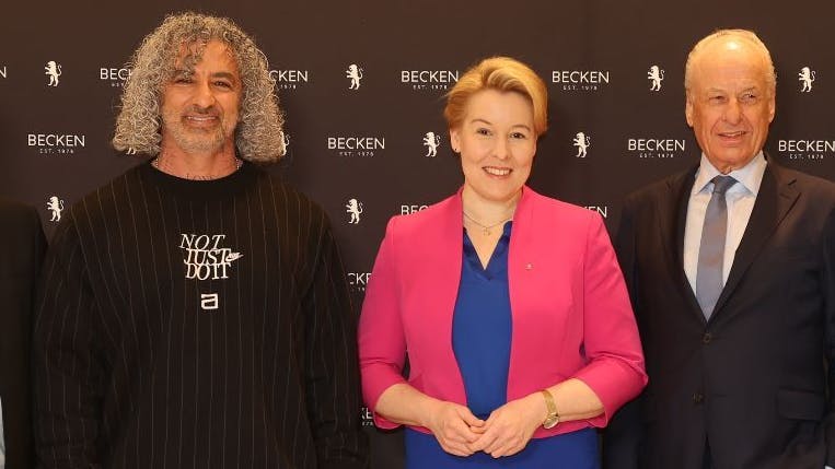 Fitness-Unternehmer Jacob Fatih ist einer der neuen Mieter im Ring-Center III – hier mit Wirtschaftssenatorin Franziska Giffey (SPD) und Center-Eigentümer Dieter Becken.
