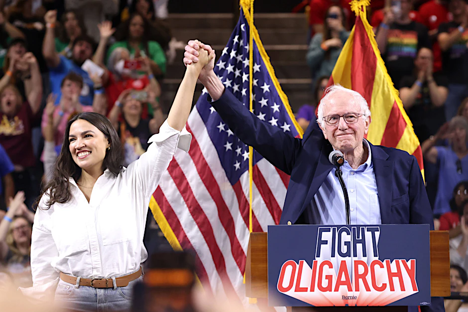 Alexandria Ocasio-Cortez (l.) und Bernie Sanders bei einer Kundgebung in Arizona