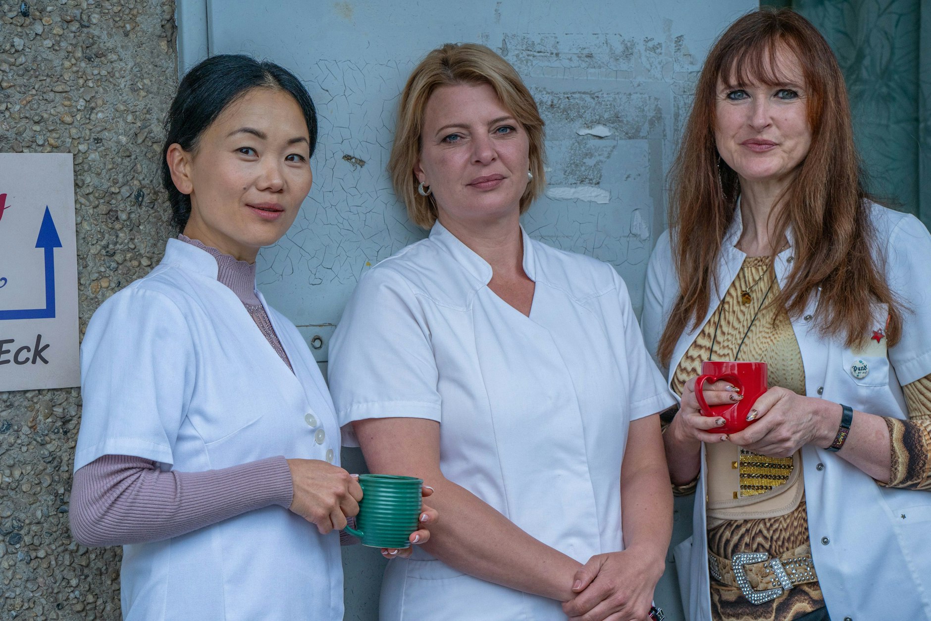 Hauptdarstellerin Jördis Triebel mit Yvonne Yung Hee Bormann (li.) und Deborah Kaufmann (re.) in „Marzahn Mon Amour“. Es geht in der Mini-Serie um die Menschen und ihre alltäglichen kleinen Dramen in der Berliner Großsiedlung.