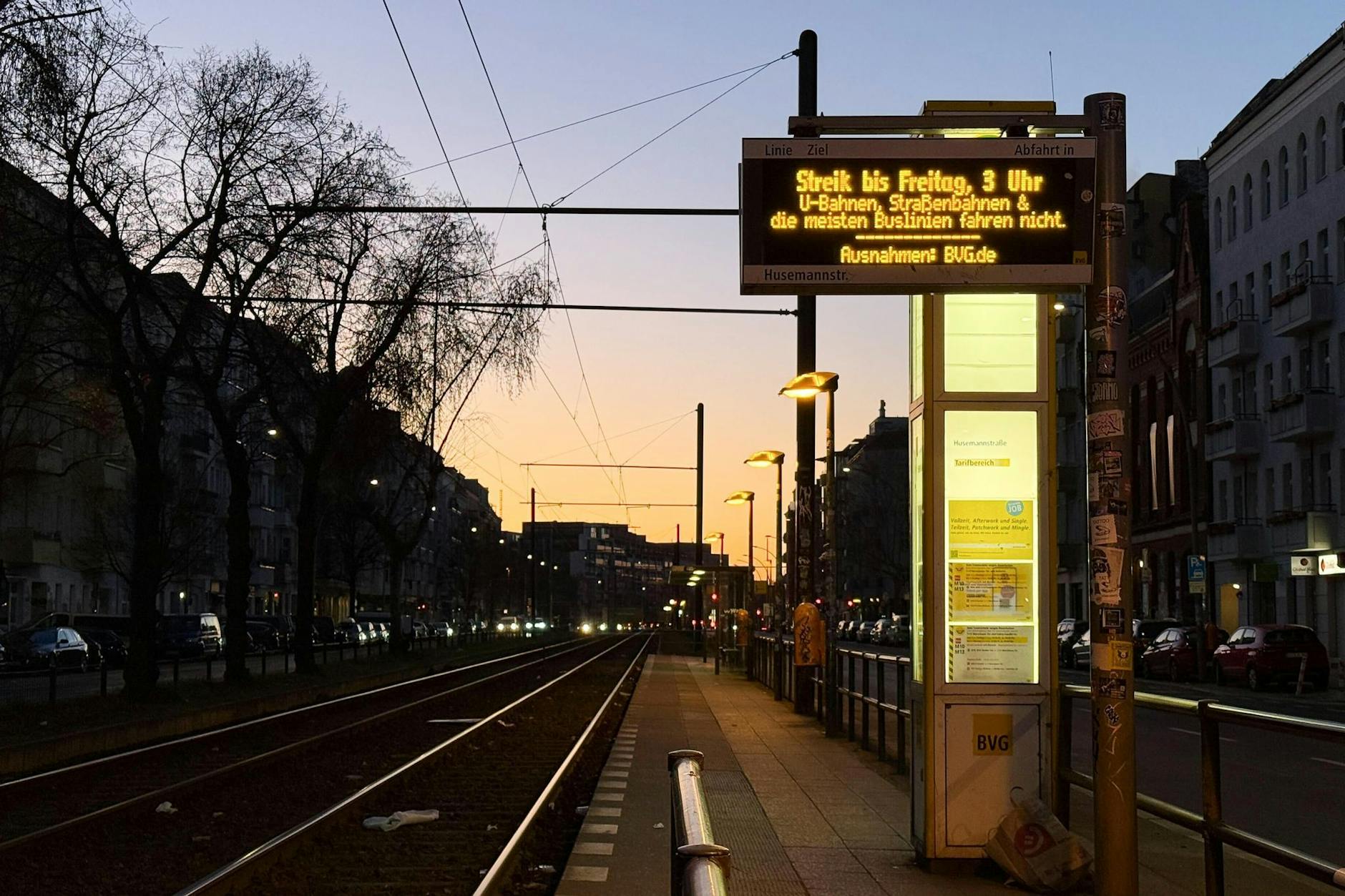 Keine Straßenbahn, nirgends: Eine verwaiste Tram-Haltestelle während des Warnstreiks am 19. und 20. März. Der 48-stündige Ausstand war die vierte Arbeitsniederlegung bei der BVG 2025.