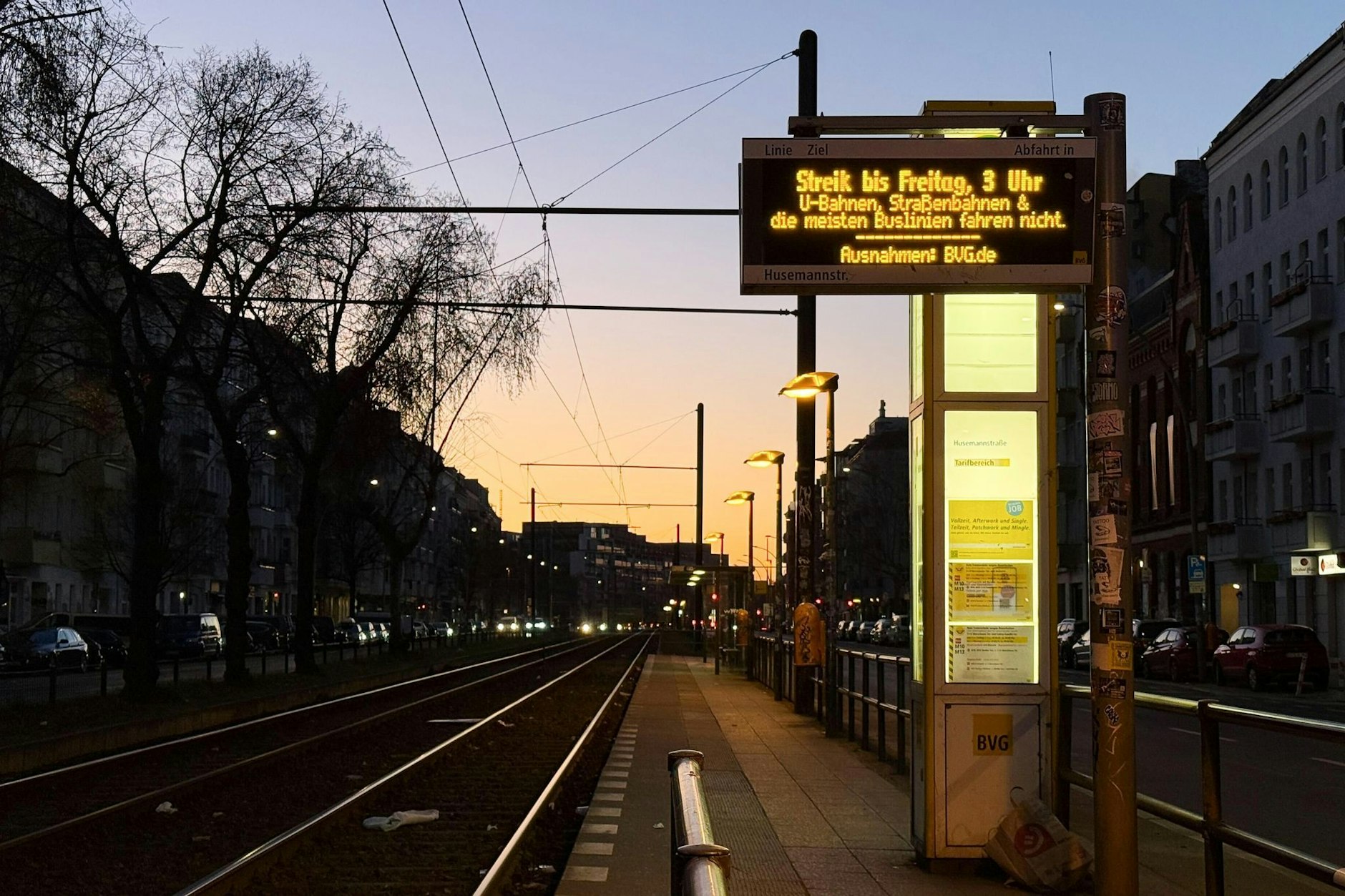 Keine Straßenbahn, nirgends: Eine verwaiste Tram-Haltestelle während des Warnstreiks am 19. und 20. März. Der 48-stündige Ausstand war die vierte Arbeitsniederlegung bei der BVG 2025.