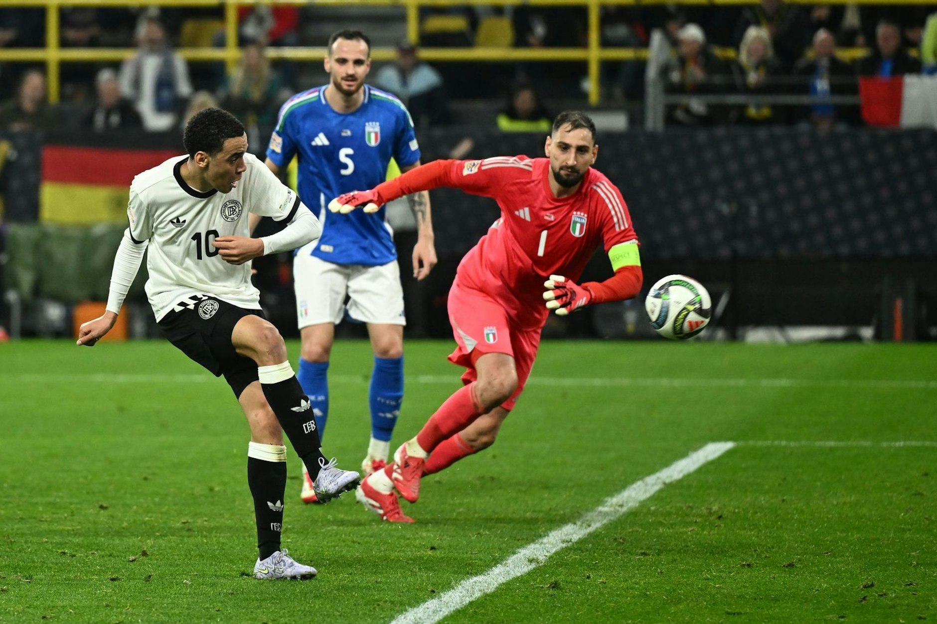 Der deutsche Nationalspieler Jamal Musiala (l.) erzielt das Tor zum 2:0 gegen Italien.